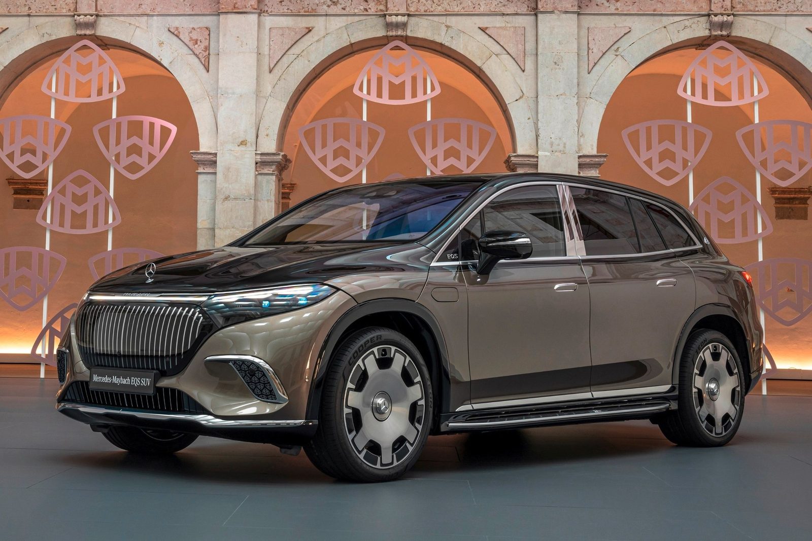 Mercedes-Benz Maybach EQS SUV 2025 — главное фото модели, экстерьер, вид спереди 3/4, рынок internal_mvp