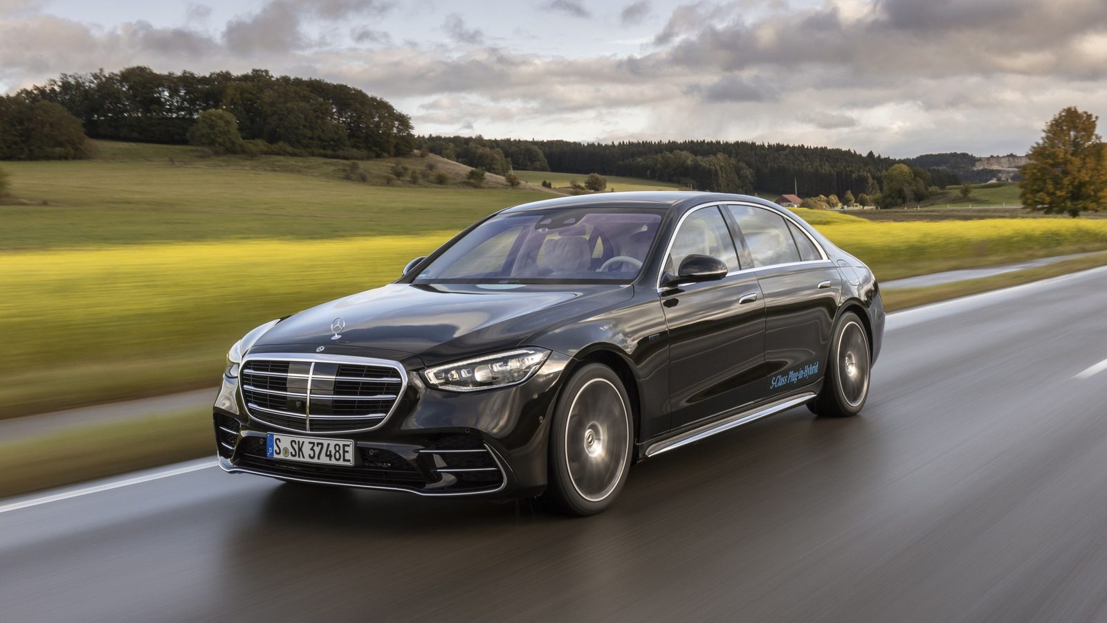 Mercedes-Benz S-Class PHEV 2025 — главное фото модели, экстерьер, вид спереди 3/4, рынок internal_mvp