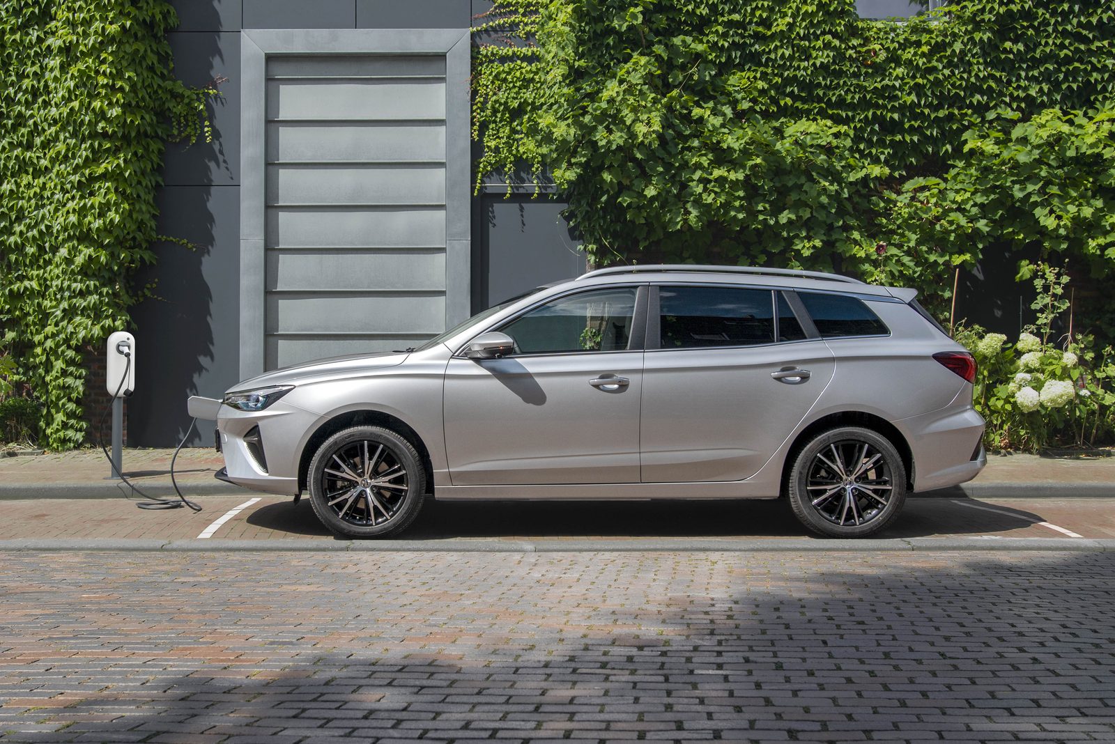 MG5 Electric 2022 — экстерьер, side parked wall, рынок Europe / MG5 Electric wagon press reference