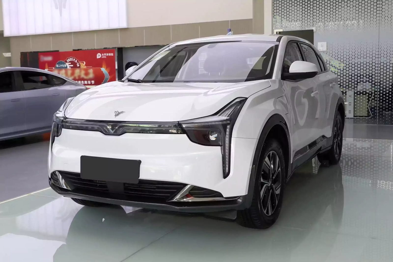 Neta U 2023 — экстерьер, showroom front 3q, рынок Guangcai Neta U 2023 exterior reference