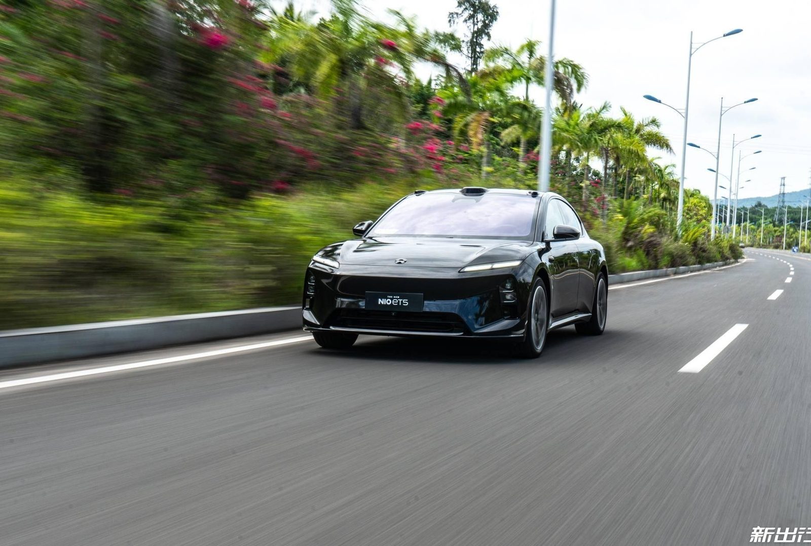 NIO ET5 2026 — экстерьер, front 3q driving, рынок China