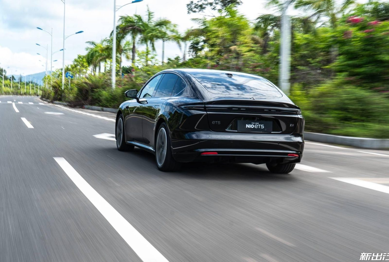 NIO ET5 2026 — экстерьер, rear 3q driving, рынок China