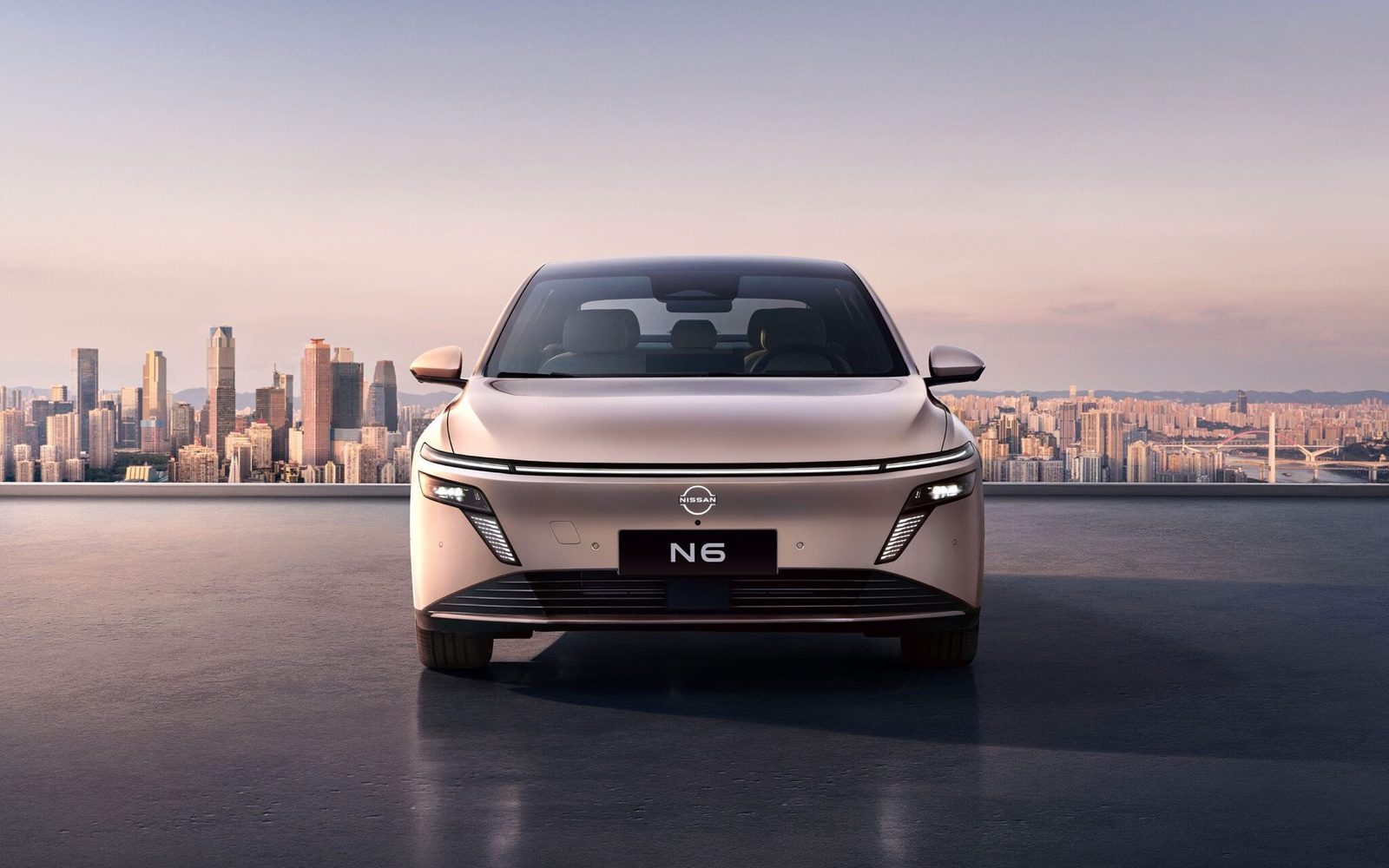 Nissan China Dongfeng Nissan N6 PHEV 2025 — главное фото модели, экстерьер, вид спереди 3/4, рынок internal_mvp