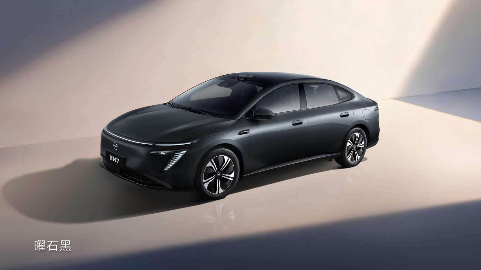 Nissan Dongfeng Nissan N7 MY2027 — экстерьер, вид спереди 3/4, рынок China OEM