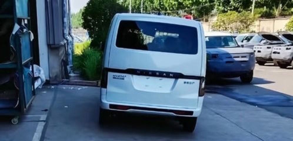 Nissan Zhengzhou Nissan NV200 PHEV 2026 — экстерьер, rear uncamouflaged, рынок China 2026 prelaunch
