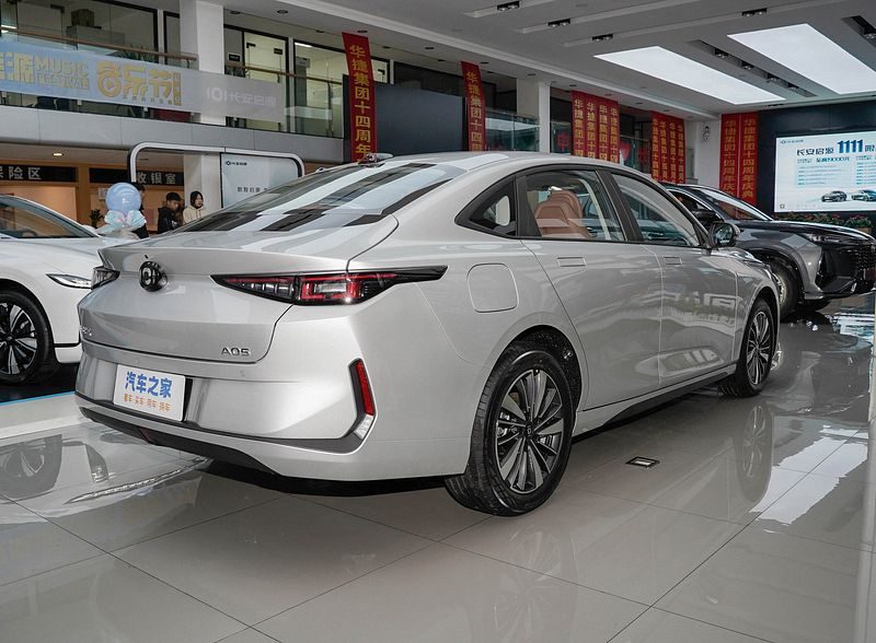 Qiyuan A05 PHEV 2024 — экстерьер, вид сзади 3/4