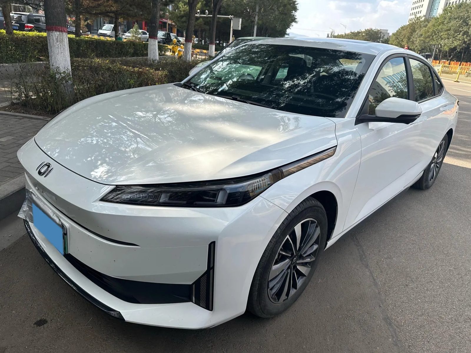 Qiyuan A05 PHEV 2024 — экстерьер, вид спереди 3/4, рынок internal_mvp