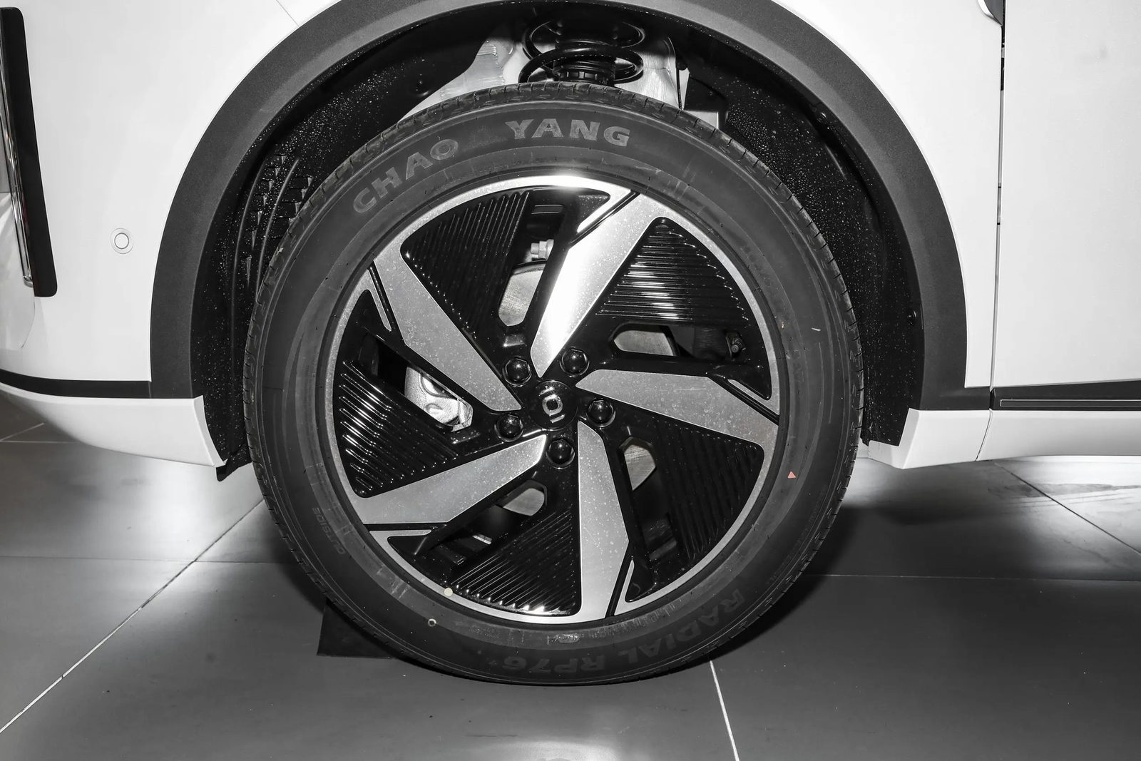 Qiyuan Q05 PHEV / Nevo Q05 REEV Classic 2024 — экстерьер, wheel detail