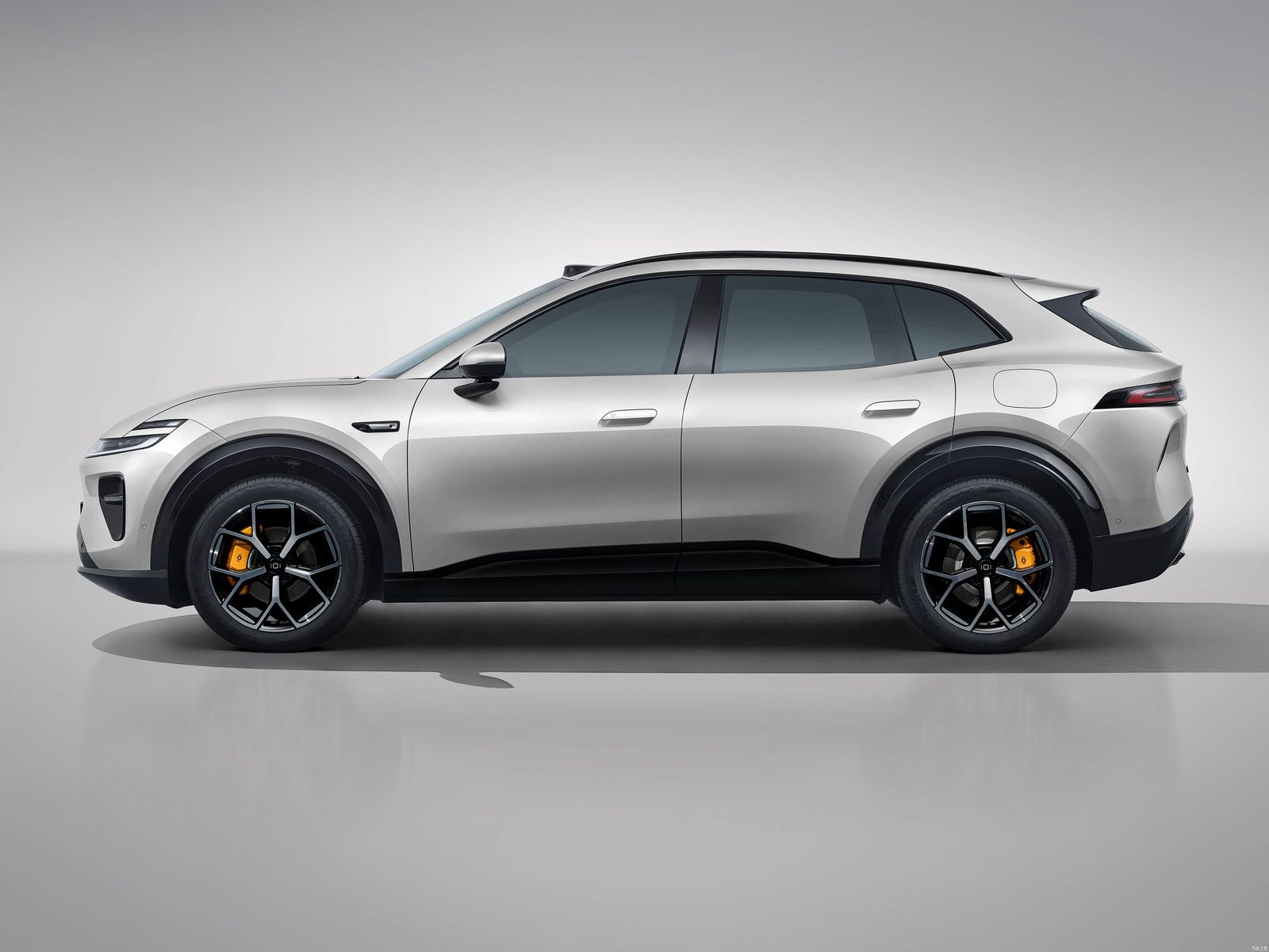 Qiyuan Q06 EV / EREV 2026 — экстерьер, side profile studio, рынок China