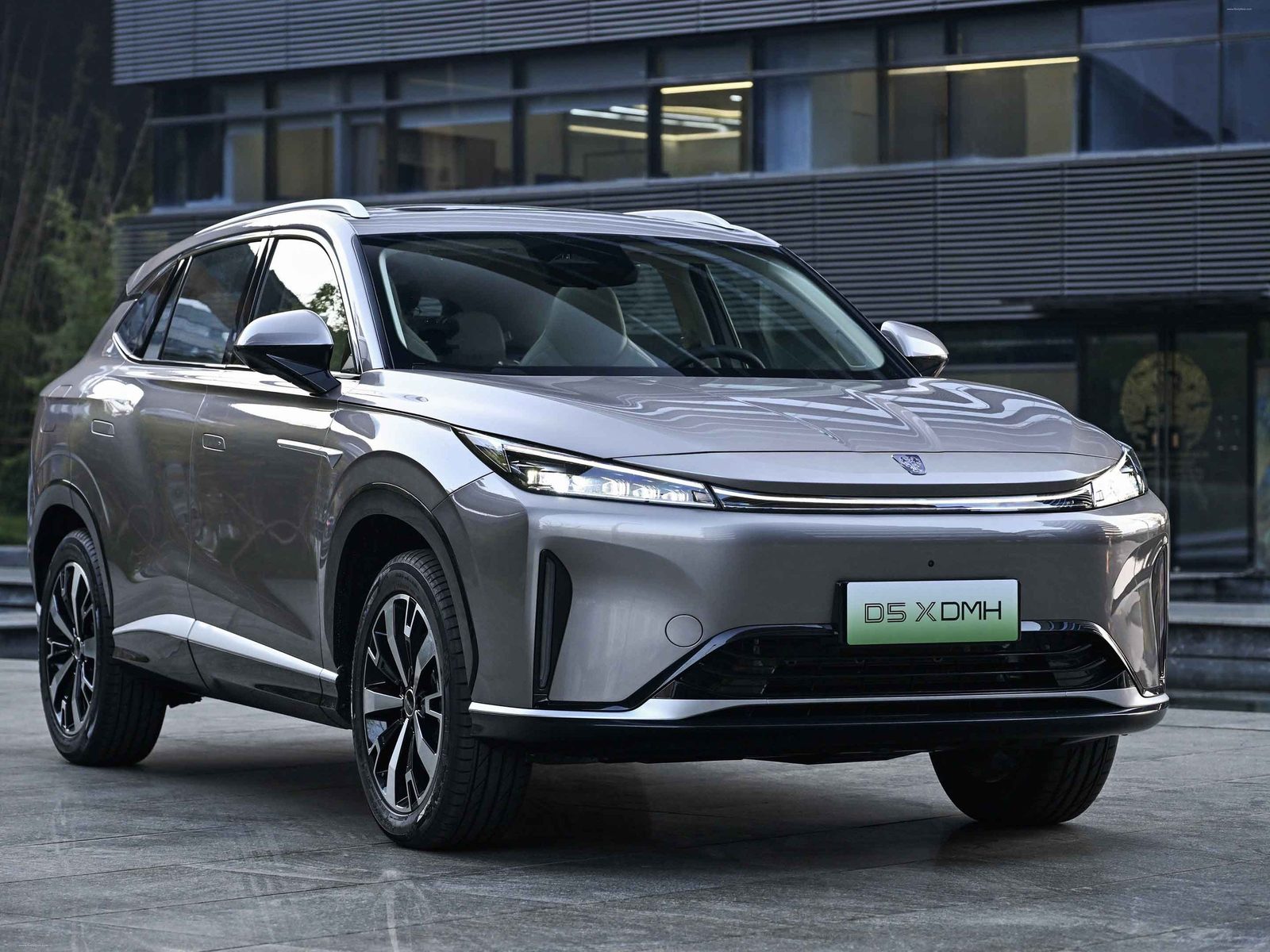 Roewe D5X DMH 2024 — главное фото модели, экстерьер, вид спереди 3/4, рынок internal_mvp