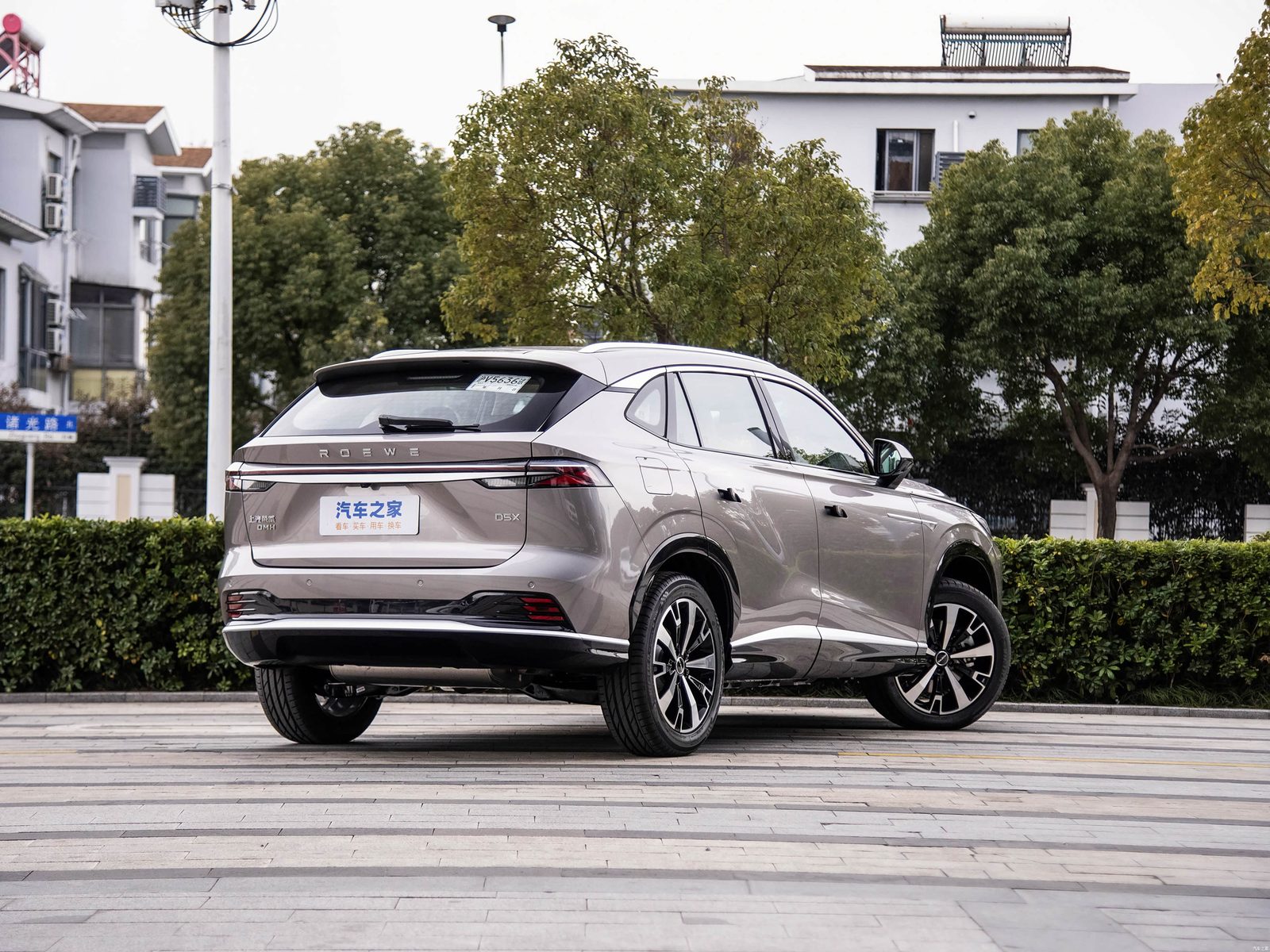 Roewe D5X DMH 2024 — экстерьер, вид сзади 3/4, рынок China