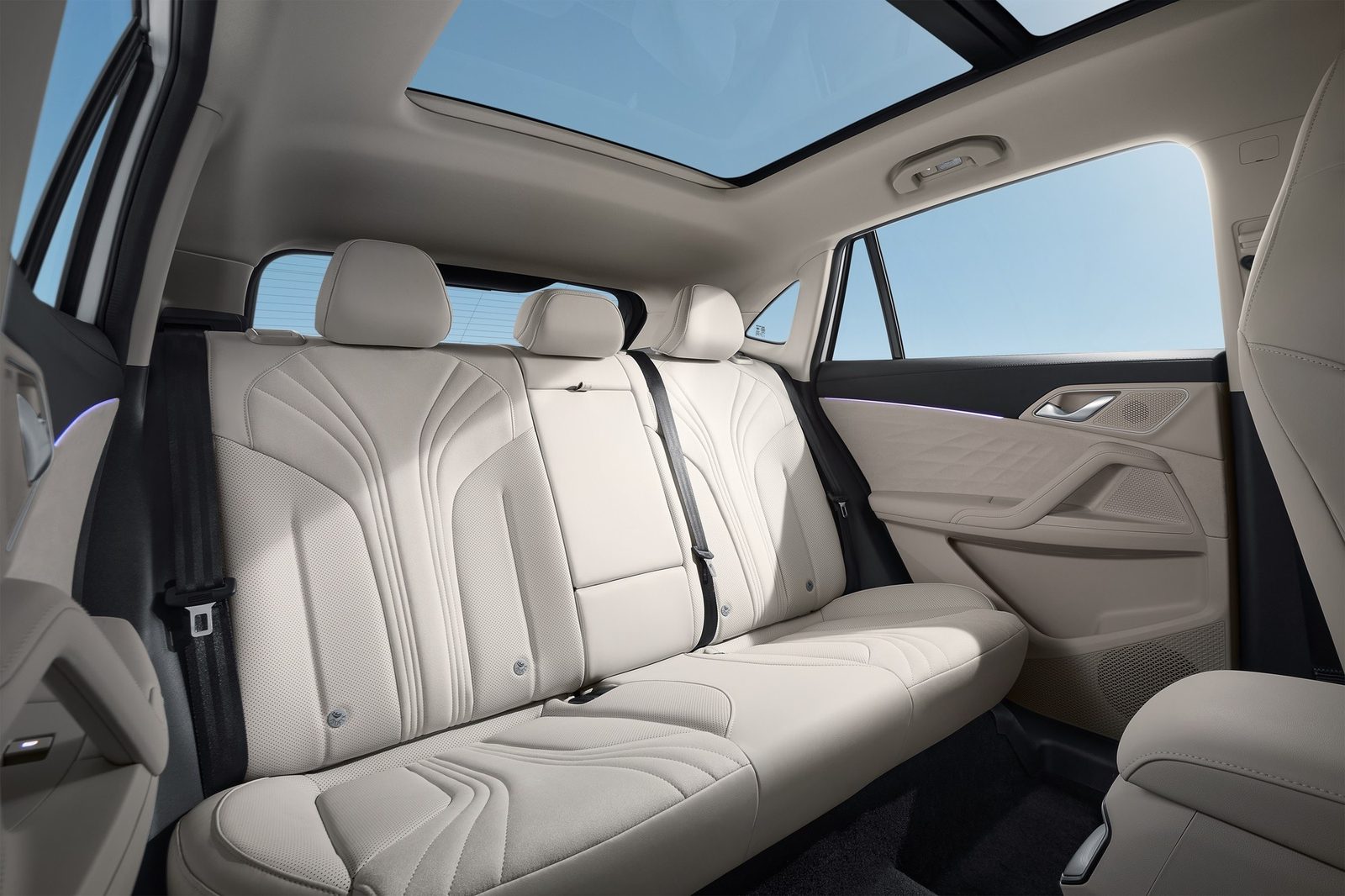 Roewe D5X DMH 2024 — интерьер, второй ряд сидений, рынок internal_mvp