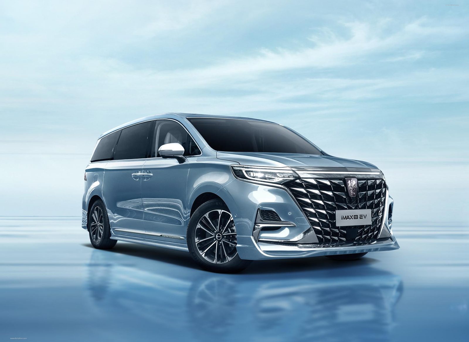 Roewe iMAX8 EV 2022 — главное фото модели, экстерьер, вид спереди 3/4, рынок internal_mvp