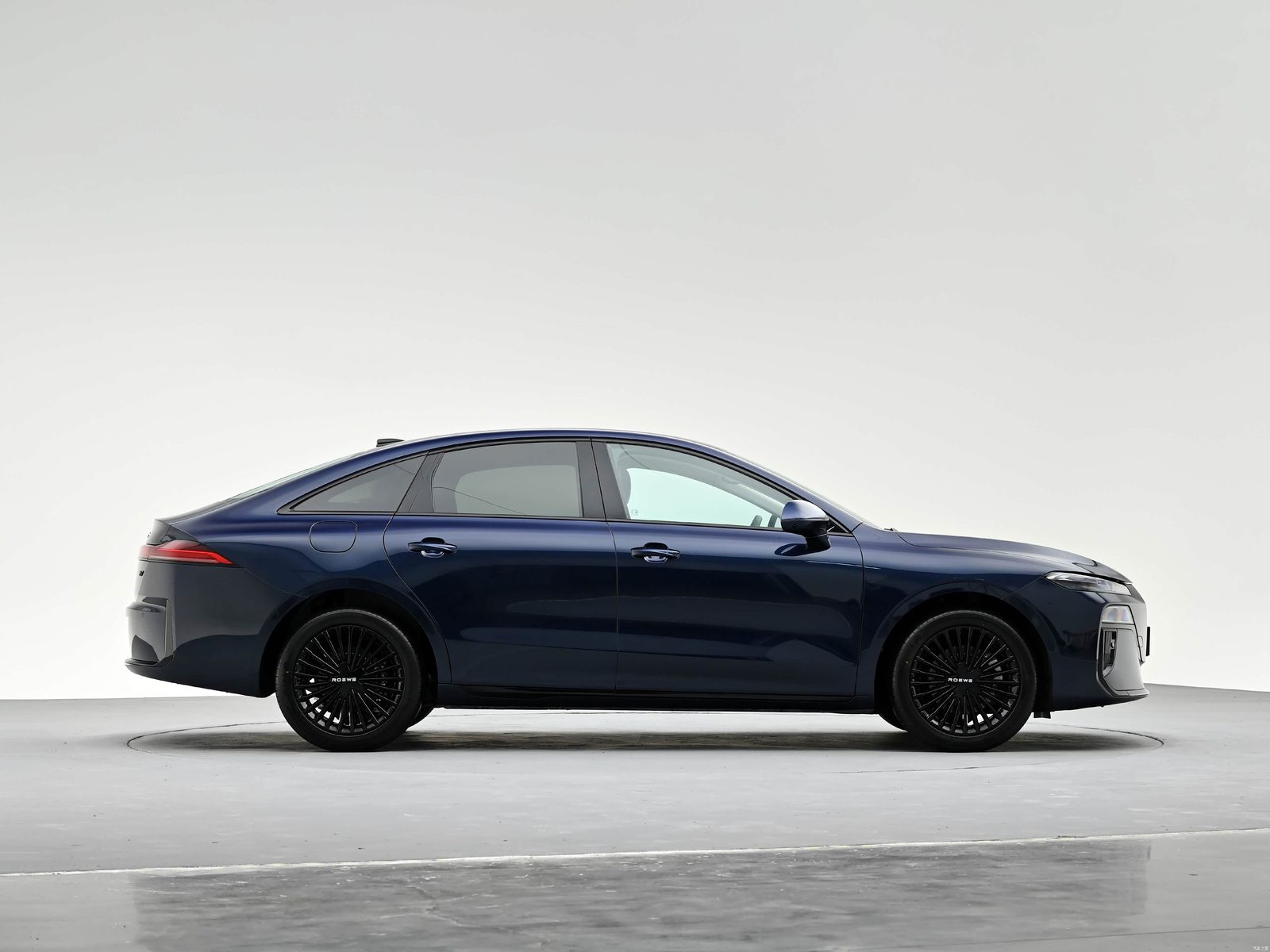 Roewe M7 DMH 2026 — экстерьер, вид сбоку, рынок China
