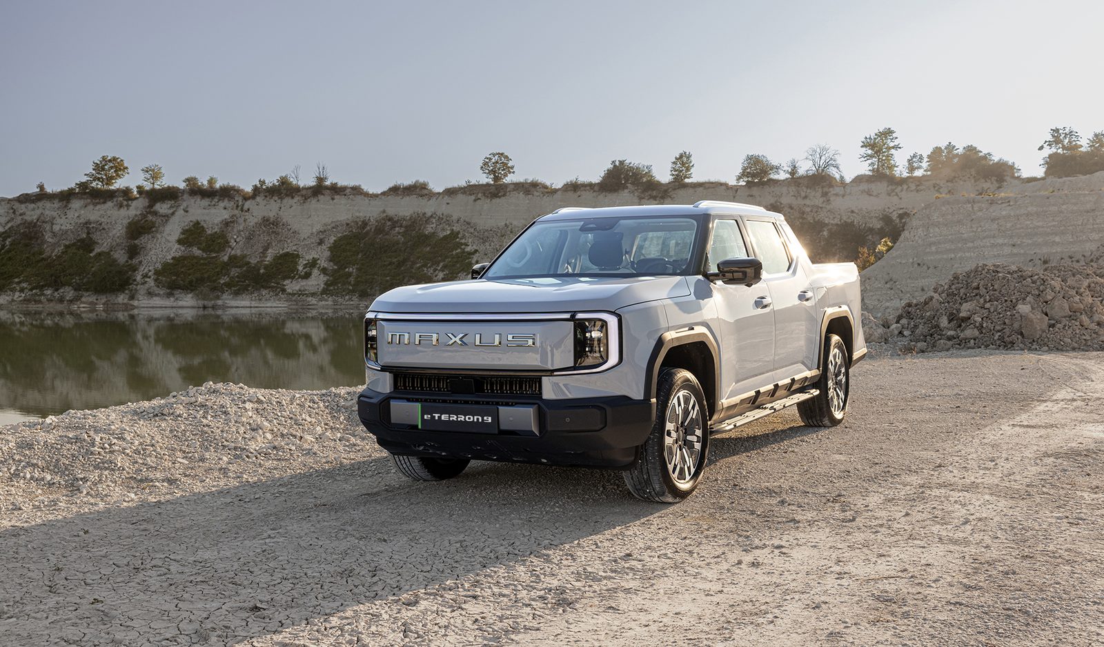 SAIC Motor Maxus eTerron 9 / Interstellar X EV 2025 — экстерьер, front 3q lifestyle, рынок global