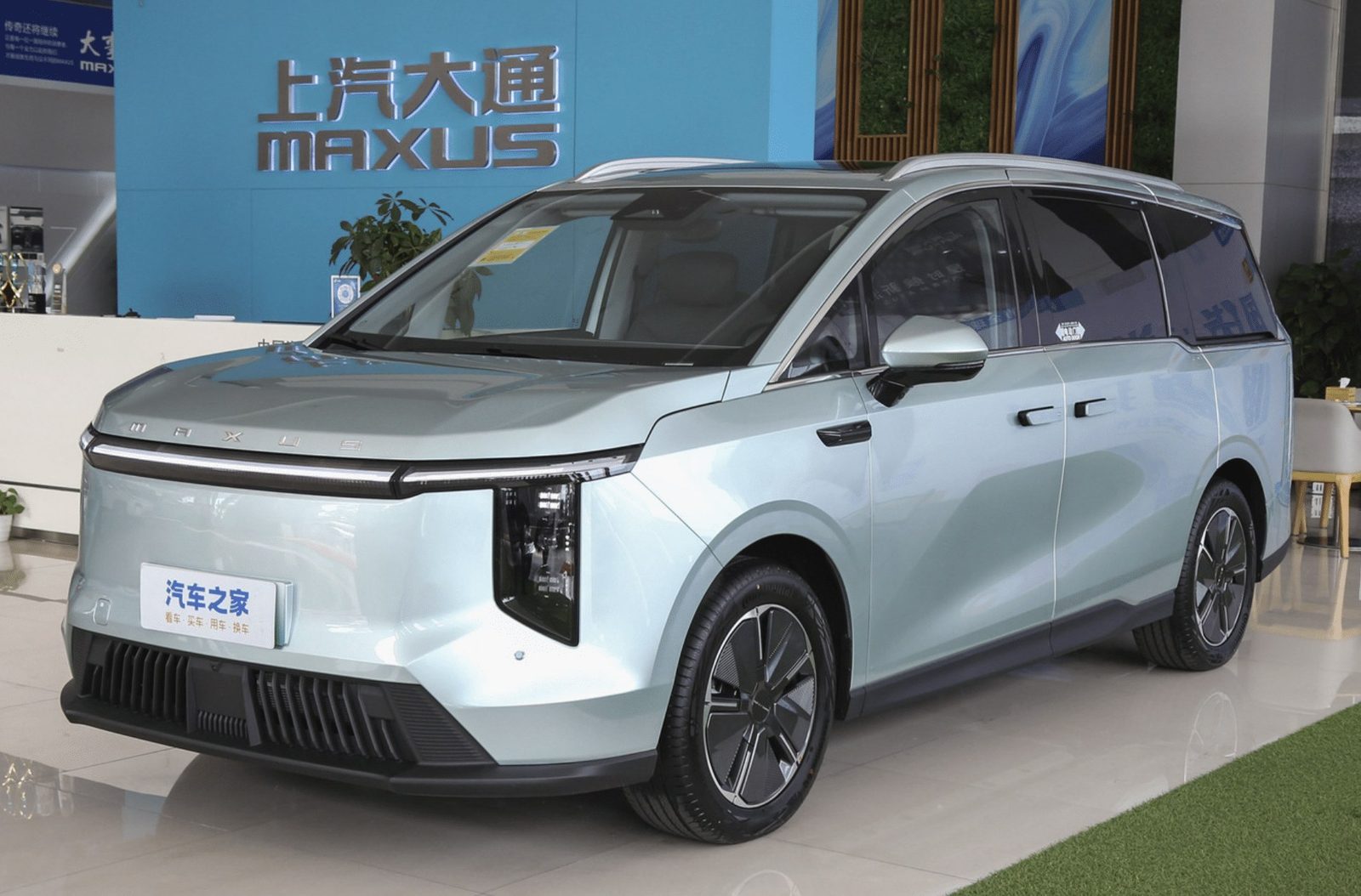 SAIC Motor Maxus MIFA 7 2023 — экстерьер, вид спереди 3/4, рынок internal_mvp