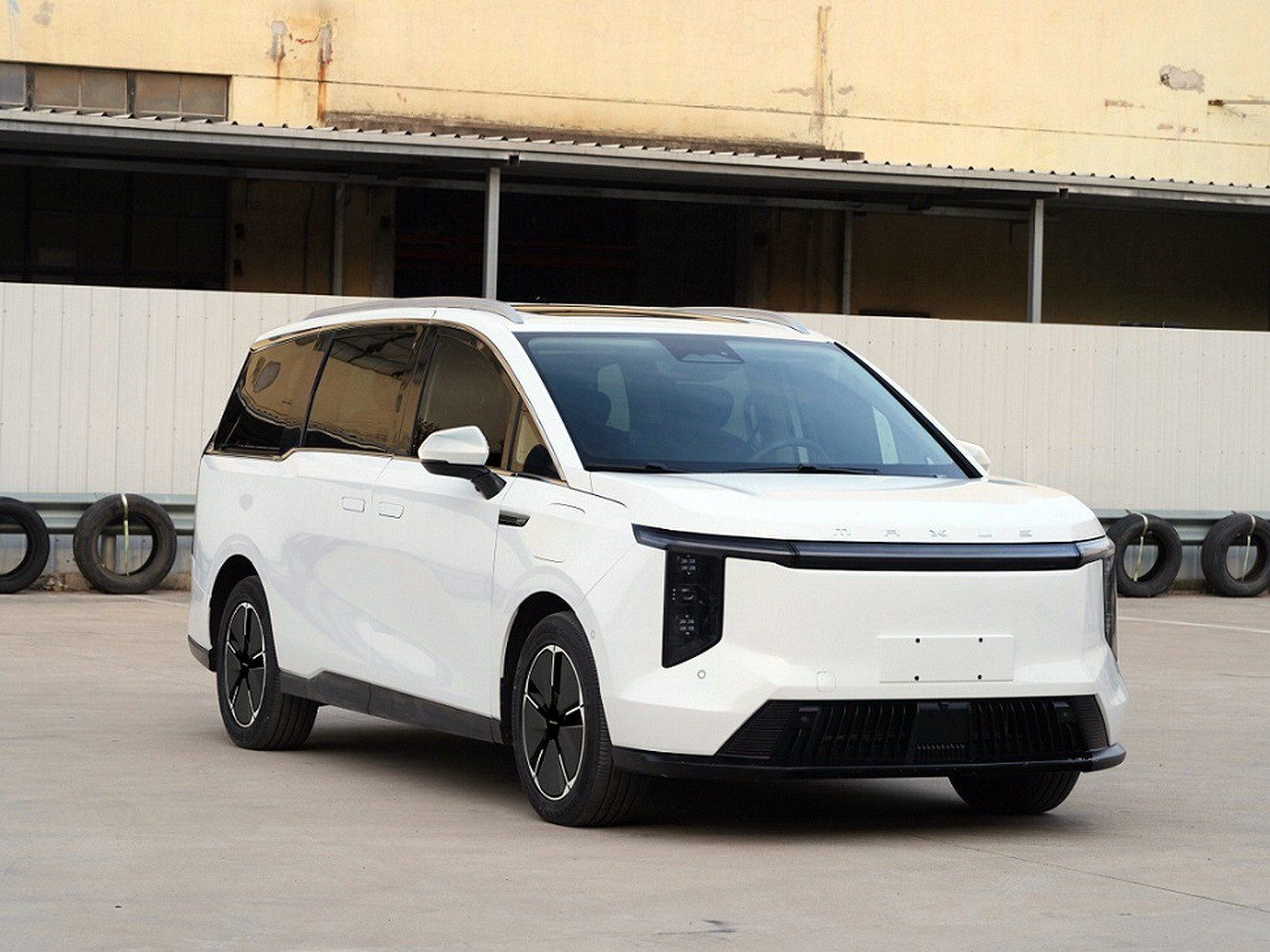 SAIC Motor Maxus MIFA 7 2023 — экстерьер, вид спереди 3/4, рынок internal_mvp