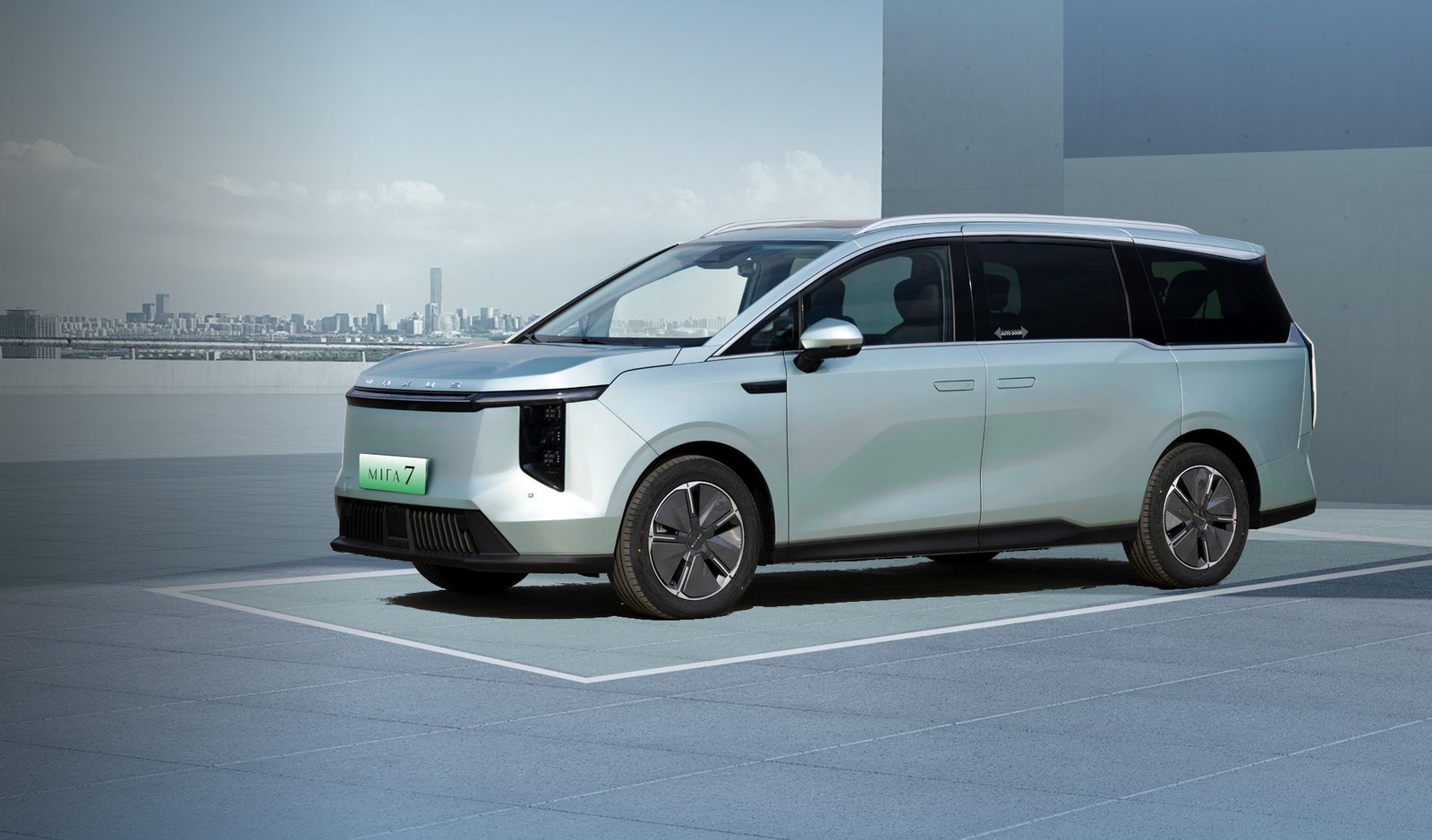 SAIC Motor Maxus MIFA 7 2023 — главное фото модели, экстерьер, вид спереди 3/4, рынок global