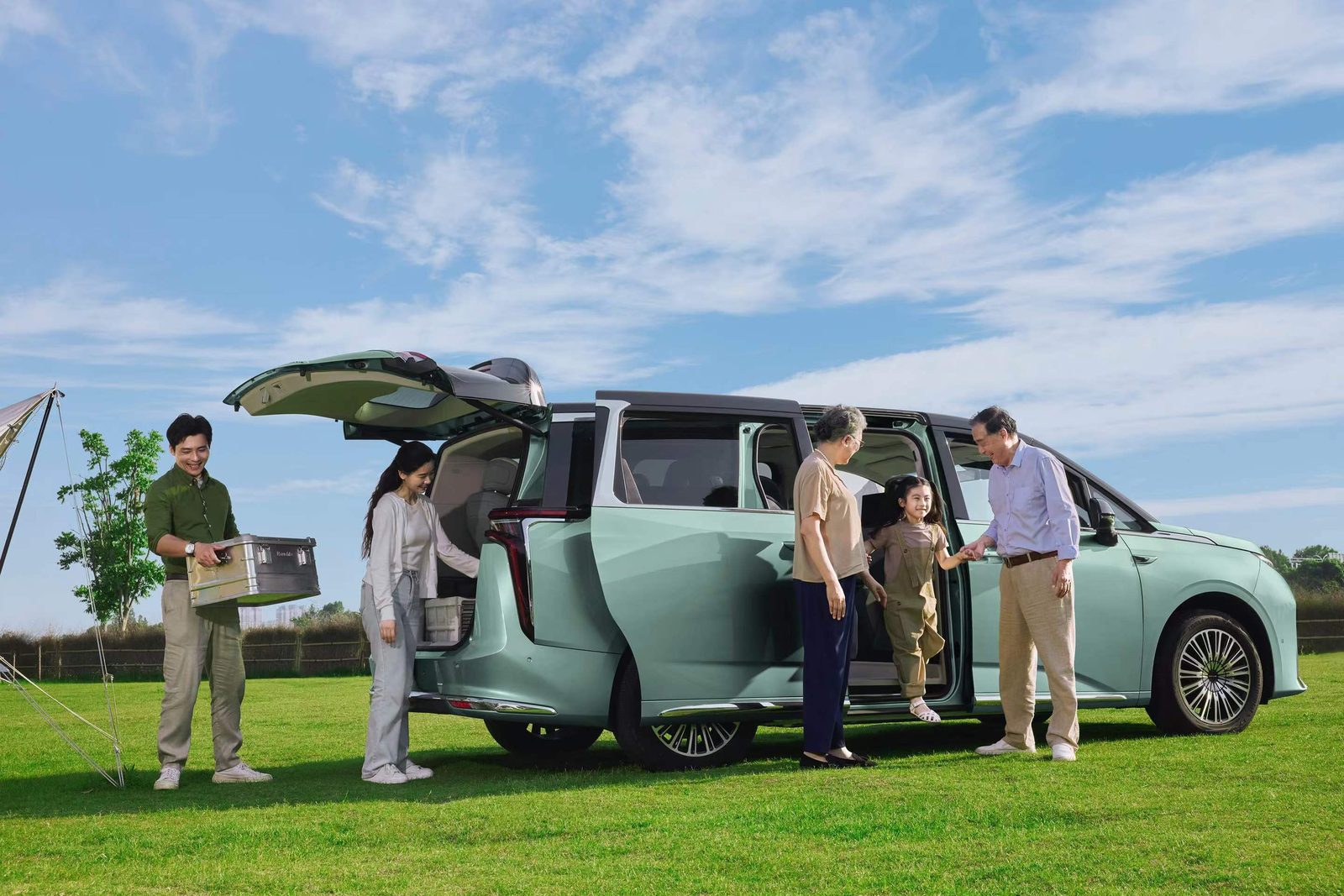 SAIC Motor Maxus MIFA 9 2022 — экстерьер, rear 3q doors open, рынок global