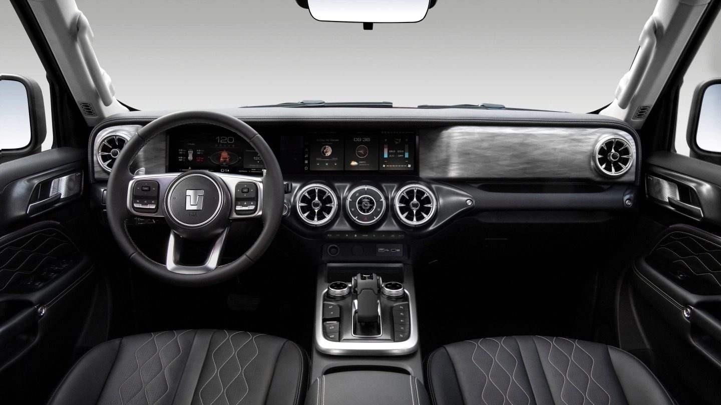 Tank 300 Hi4-T / Hi4-Z 2025 — интерьер, dashboard wide, рынок export/oman