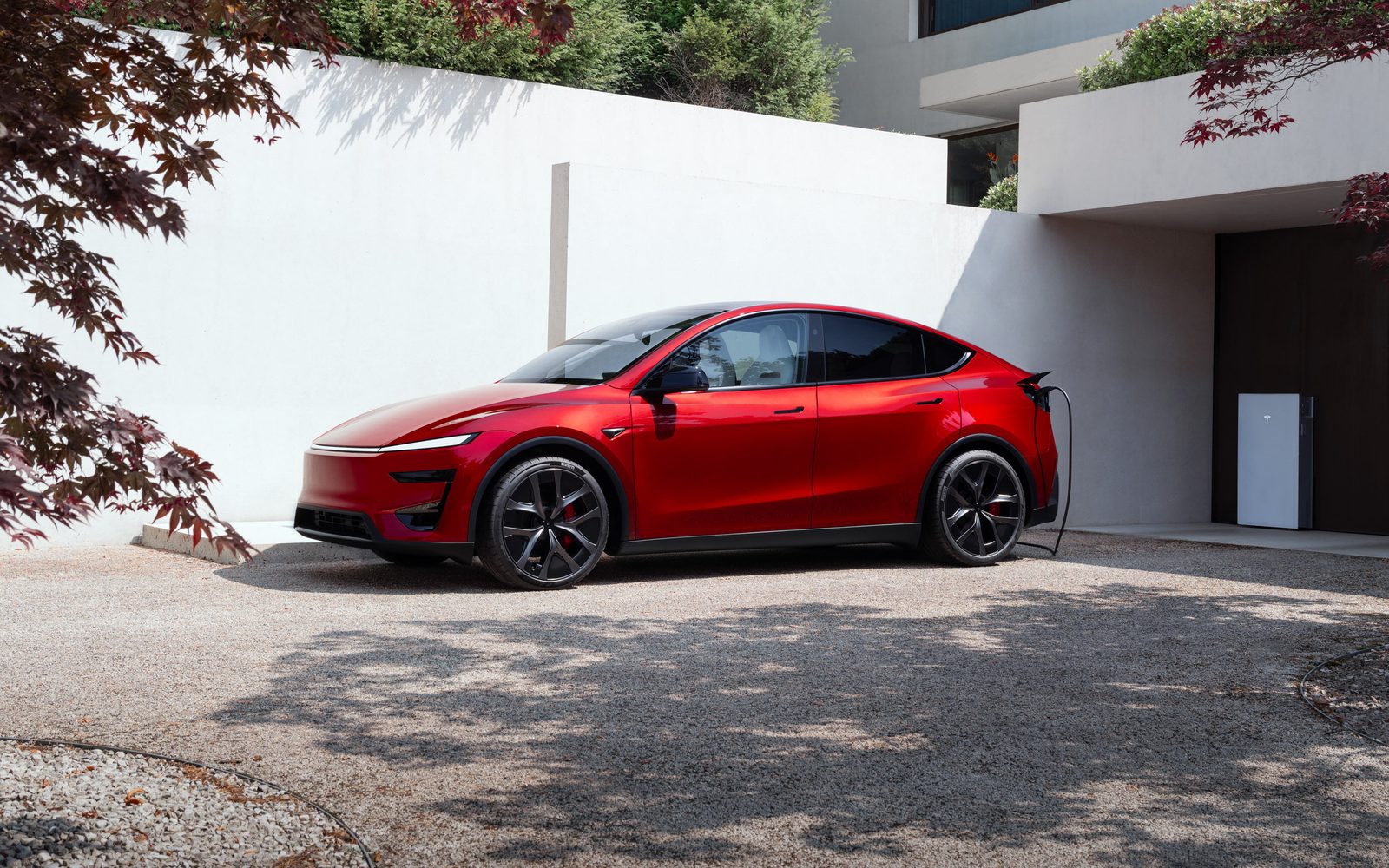 Tesla Model Y Performance China 2026 — главное фото модели, экстерьер, вид спереди 3/4, рынок Global / China-equivalent