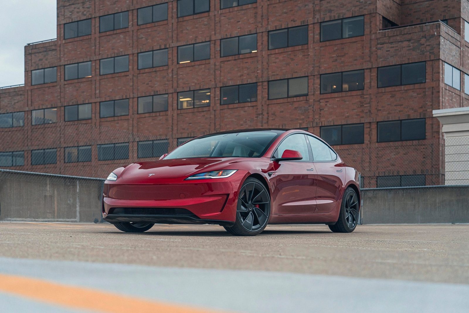 Tesla Model 3 China 2023 — экстерьер, вид спереди 3/4, рынок China/global visual reference
