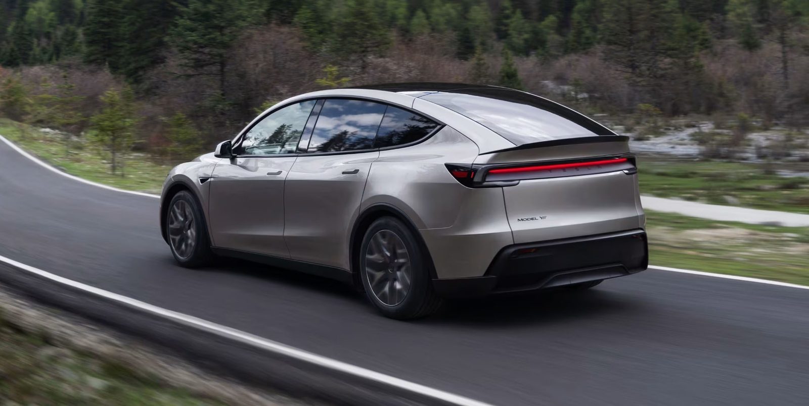 Tesla Model Y L China 2025 — экстерьер, rear three quarter road, рынок China/US same model