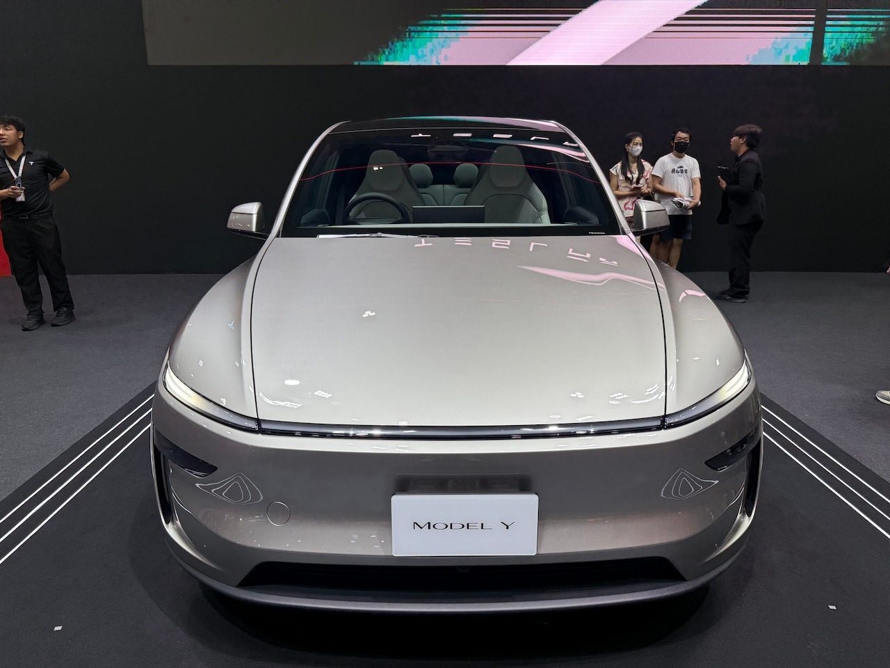 Tesla Model Y L China 2025 — экстерьер, вид спереди, рынок China / Model Y L reference