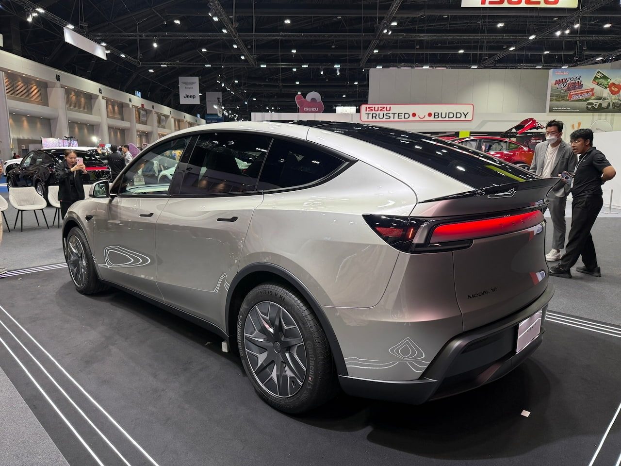 Tesla Model Y L China 2025 — экстерьер, rear 3q live, рынок China / Model Y L reference