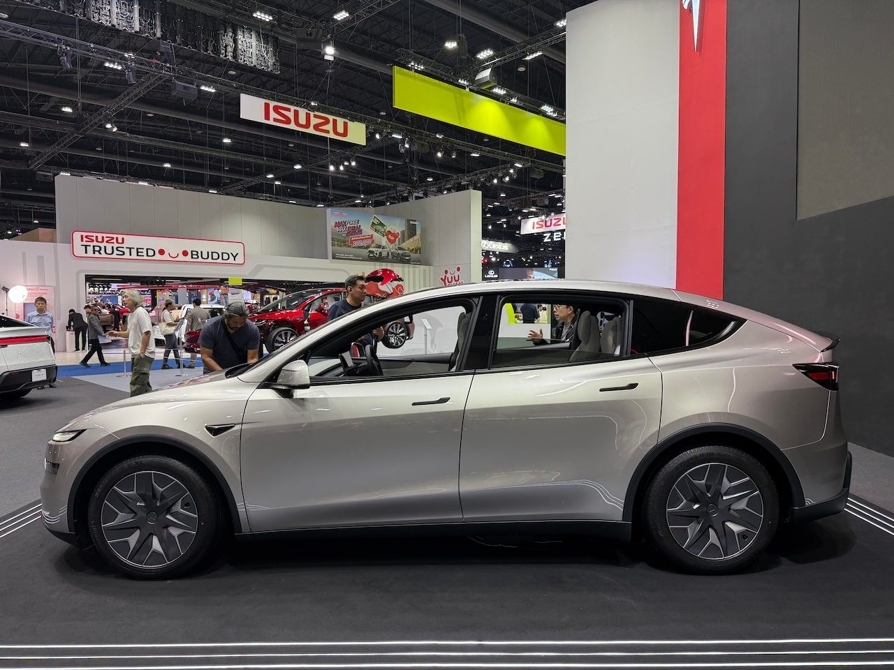 Tesla Model Y L China 2025 — экстерьер, side angle live, рынок China / Model Y L reference