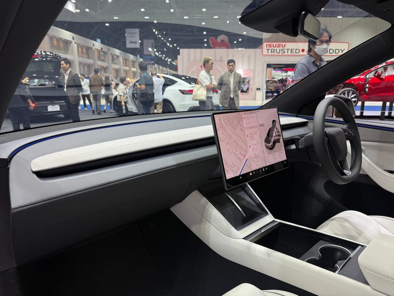 Tesla Model Y L China 2025 — интерьер, передняя панель, рынок China / Model Y L reference