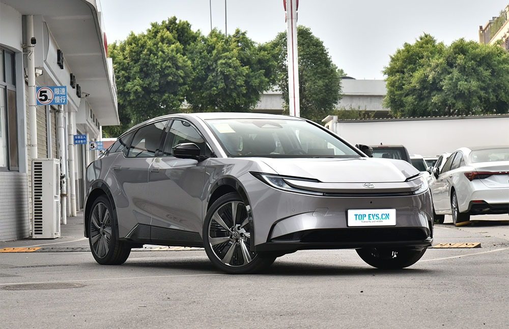 Toyota bZ5 China 2025 — экстерьер, front 3q alt, рынок internal_mvp