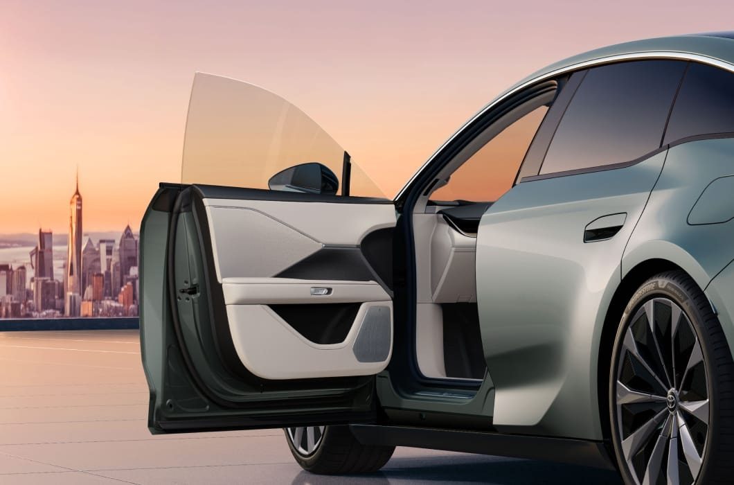 Toyota bZ7 China 2026 — экстерьер, doors open, рынок China