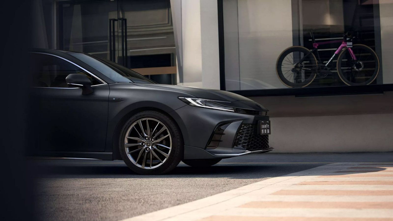 Toyota Camry HEV China 2025 — главное фото модели, экстерьер, вид спереди 3/4, рынок China