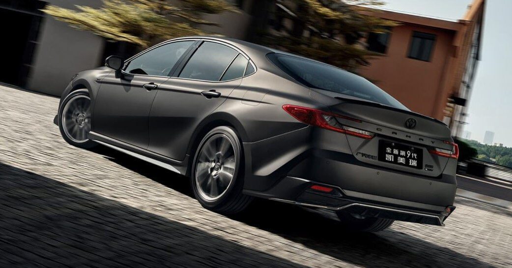 Toyota Camry HEV China 2025 — экстерьер, вид сзади 3/4, рынок China