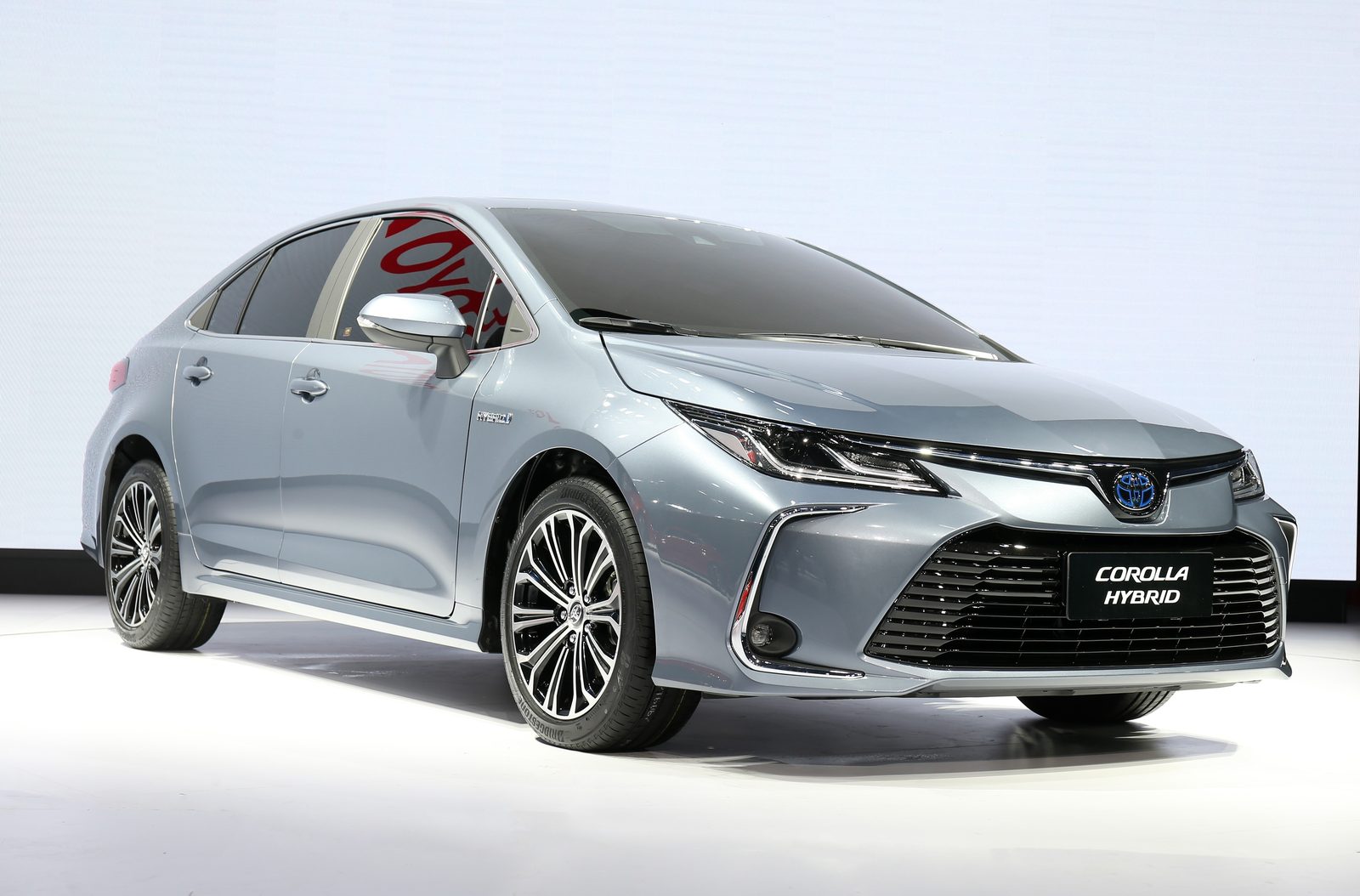Toyota Corolla HEV China 2026 — главное фото модели, экстерьер, вид спереди 3/4, рынок China / global launch media