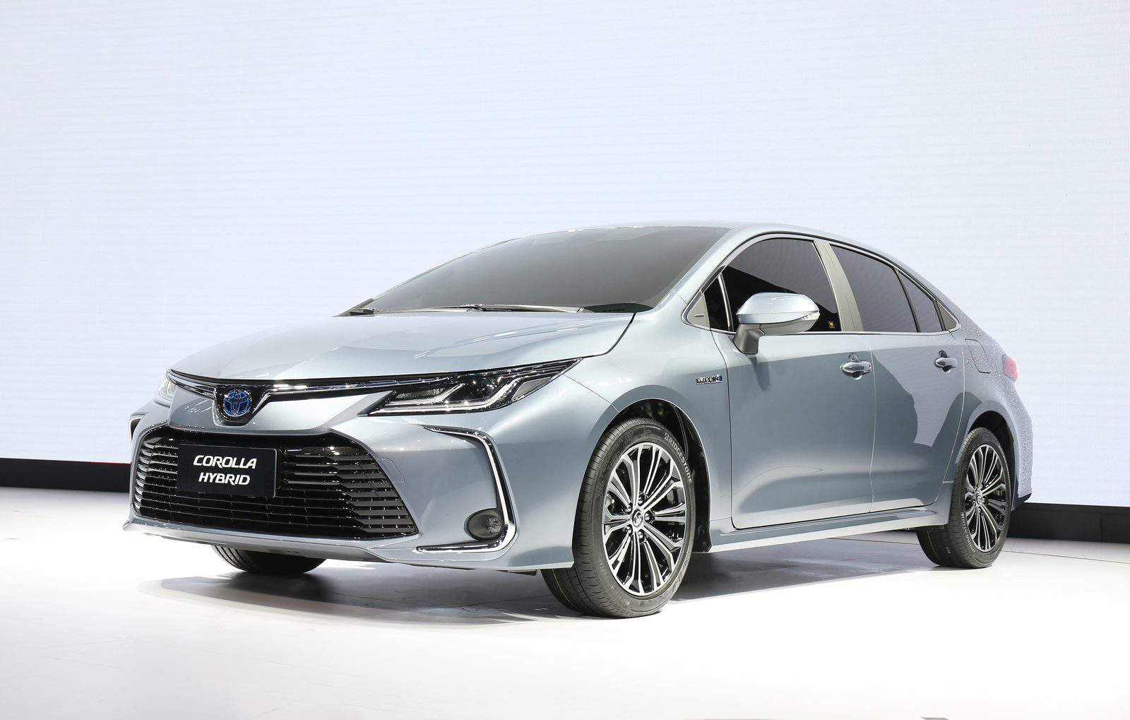 Toyota Corolla HEV China 2026 — экстерьер, front 3q alt, рынок China / global launch media