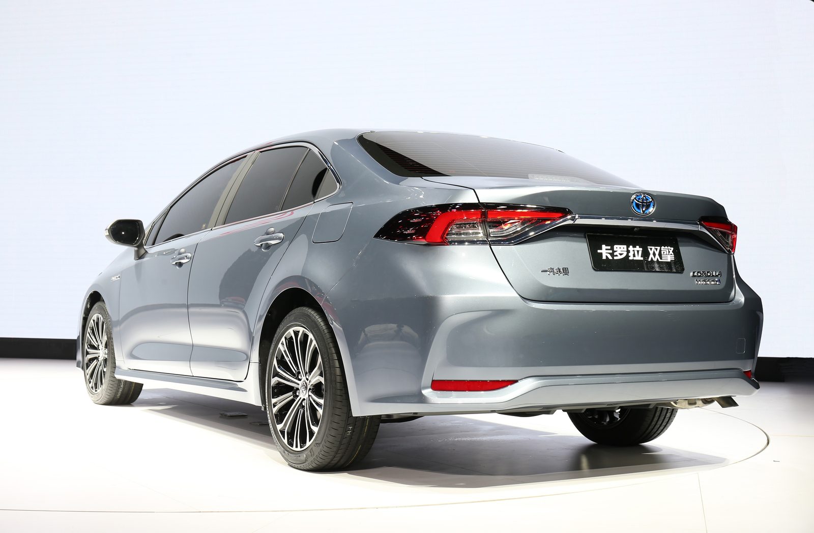 Toyota Corolla HEV China 2026 — экстерьер, вид сзади 3/4, рынок China / global launch media