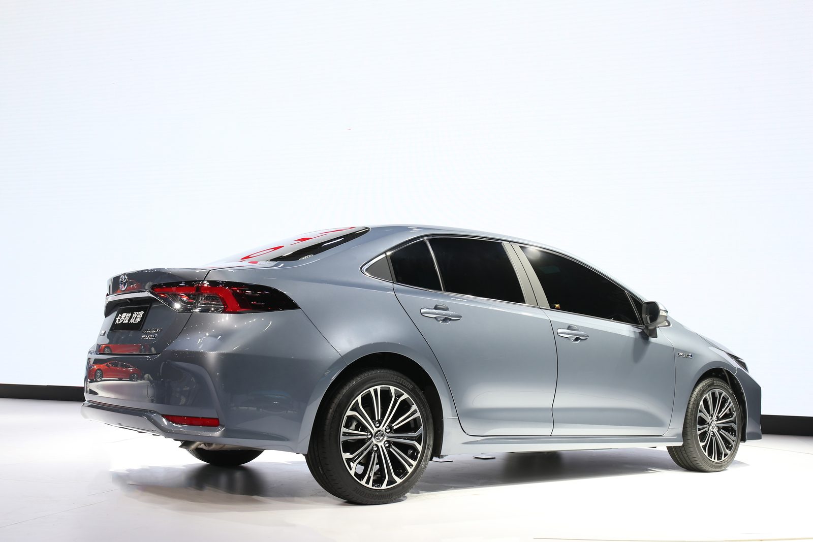 Toyota Corolla HEV China 2026 — экстерьер, rear 3q alt, рынок China / global launch media
