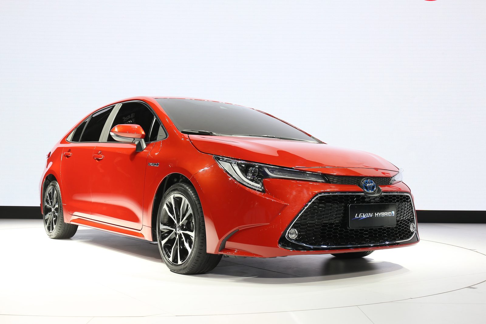 Toyota Levin HEV China 2026 — главное фото модели, экстерьер, вид спереди 3/4, рынок China / global launch media