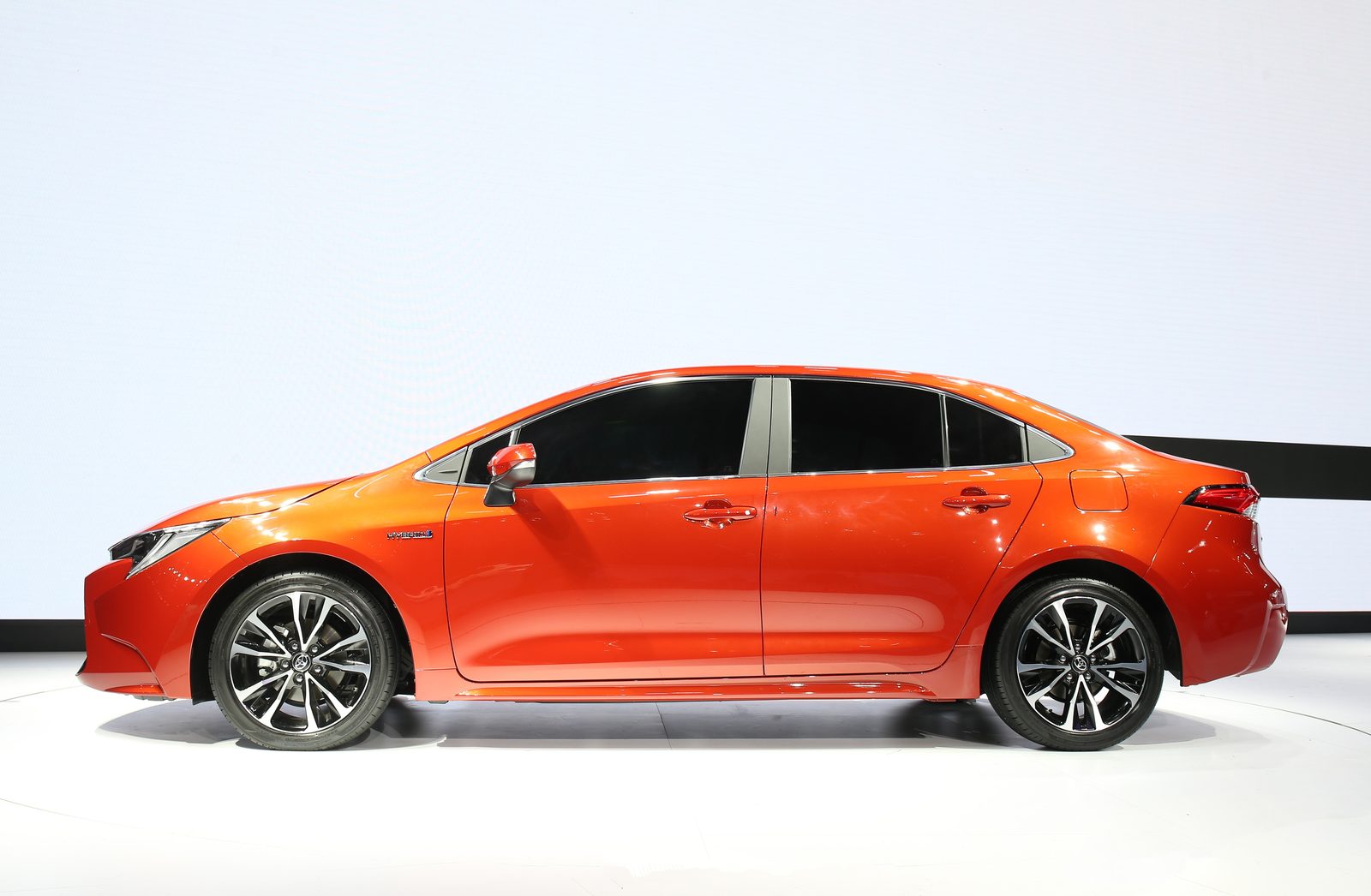 Toyota Levin HEV China 2026 — экстерьер, вид сбоку, рынок China / global launch media