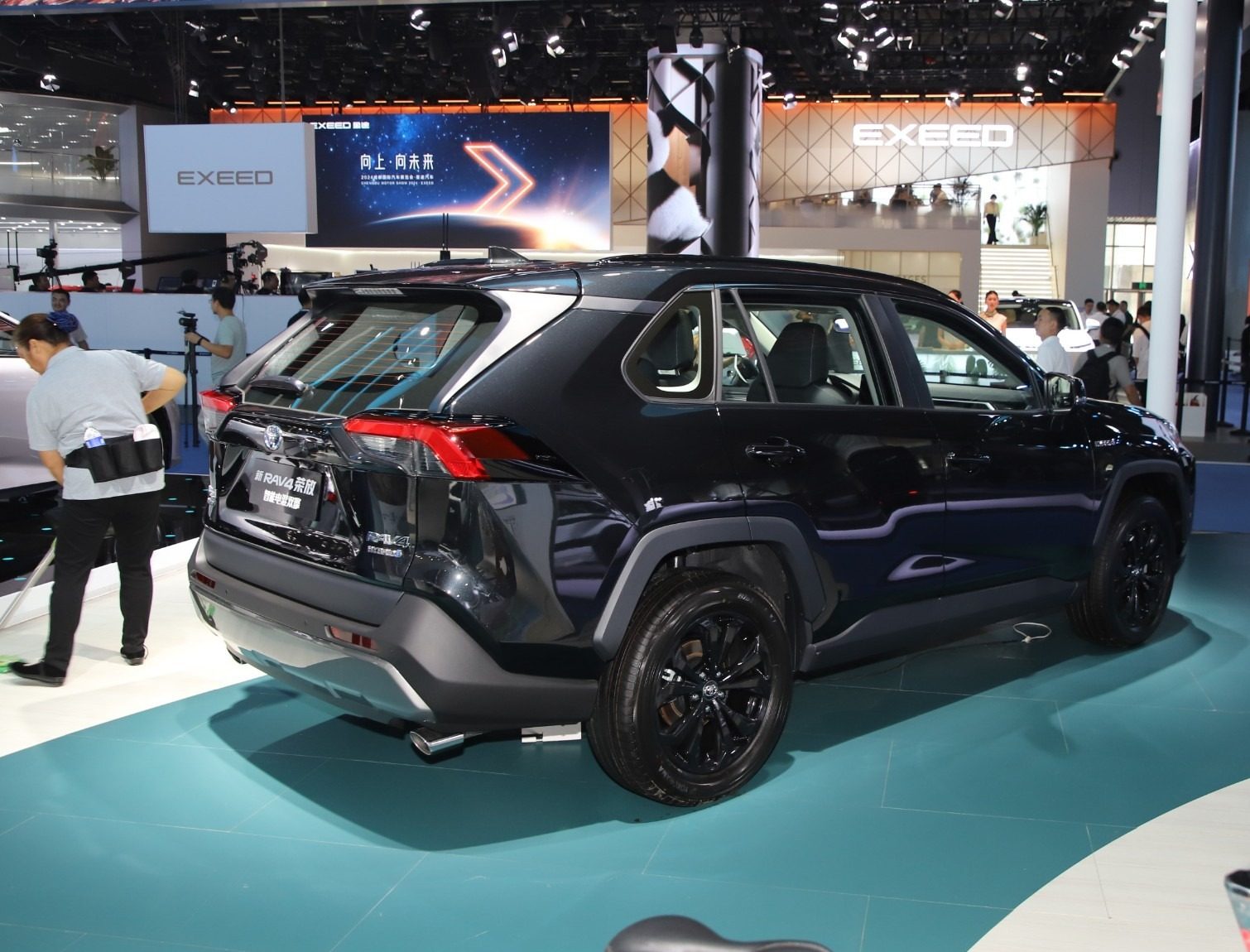Toyota RAV4 Rongfang / Wildlander PHEV China 2021 — экстерьер, rear 3q auto show, рынок internal_mvp