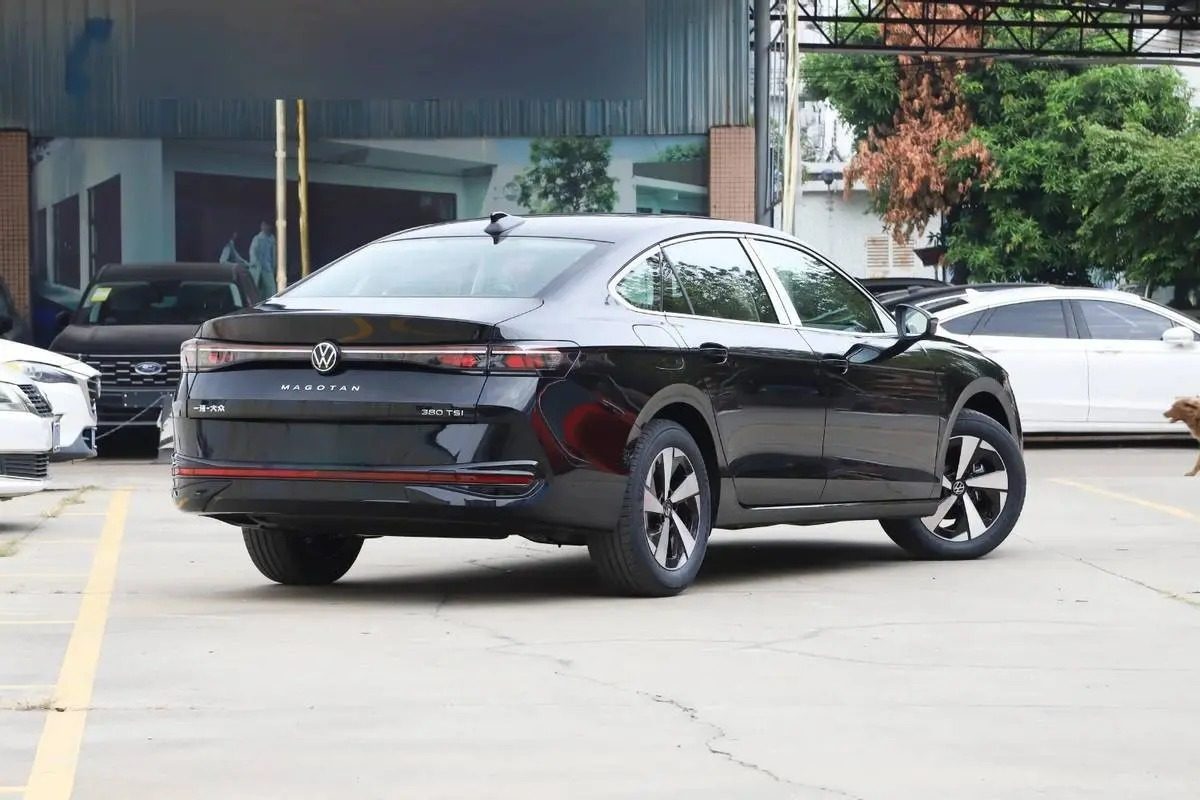 Volkswagen Magotan PHEV China 2026 — экстерьер, вид сзади 3/4