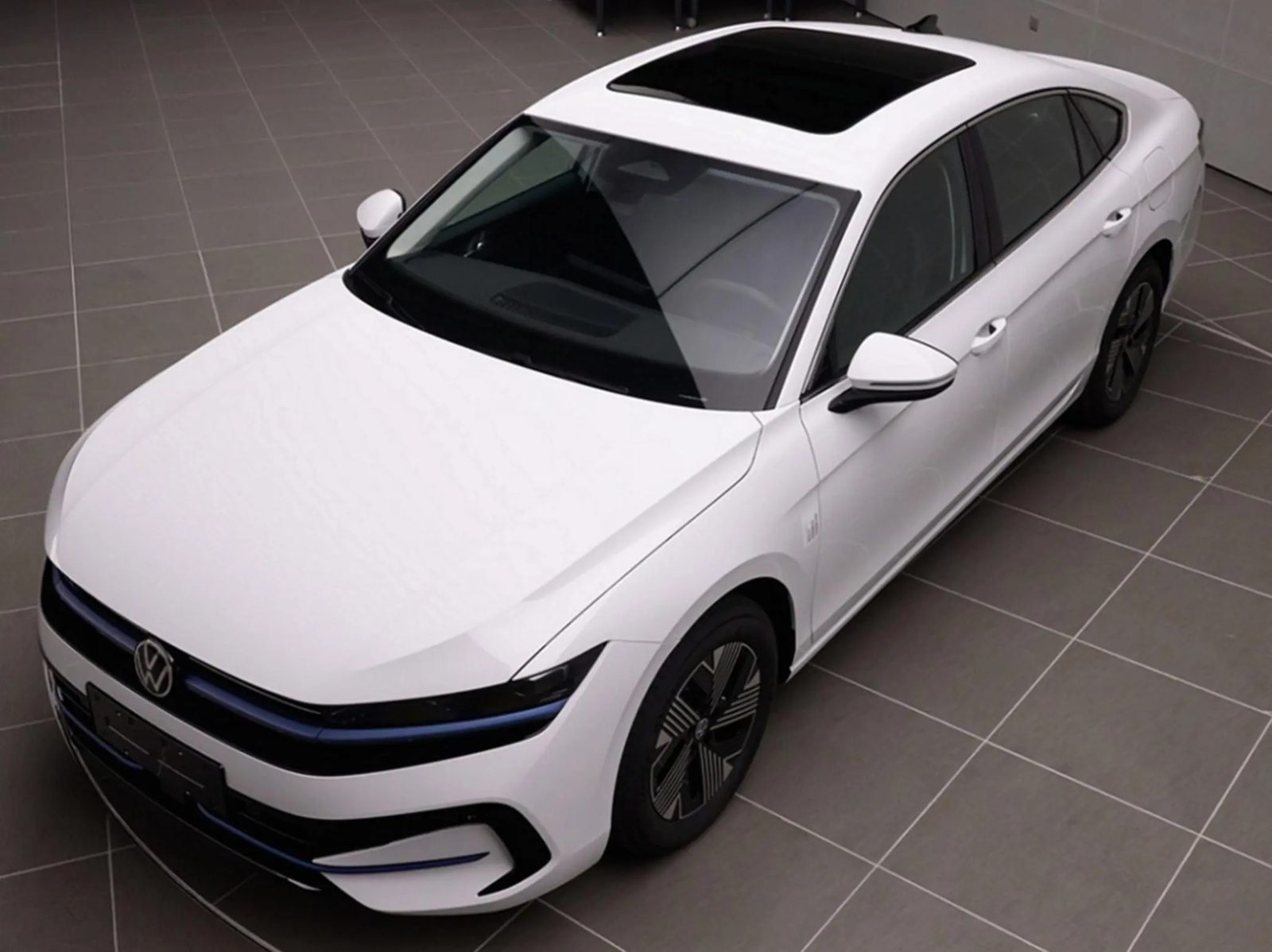Volkswagen Magotan PHEV China 2026 — экстерьер, top front 3q
