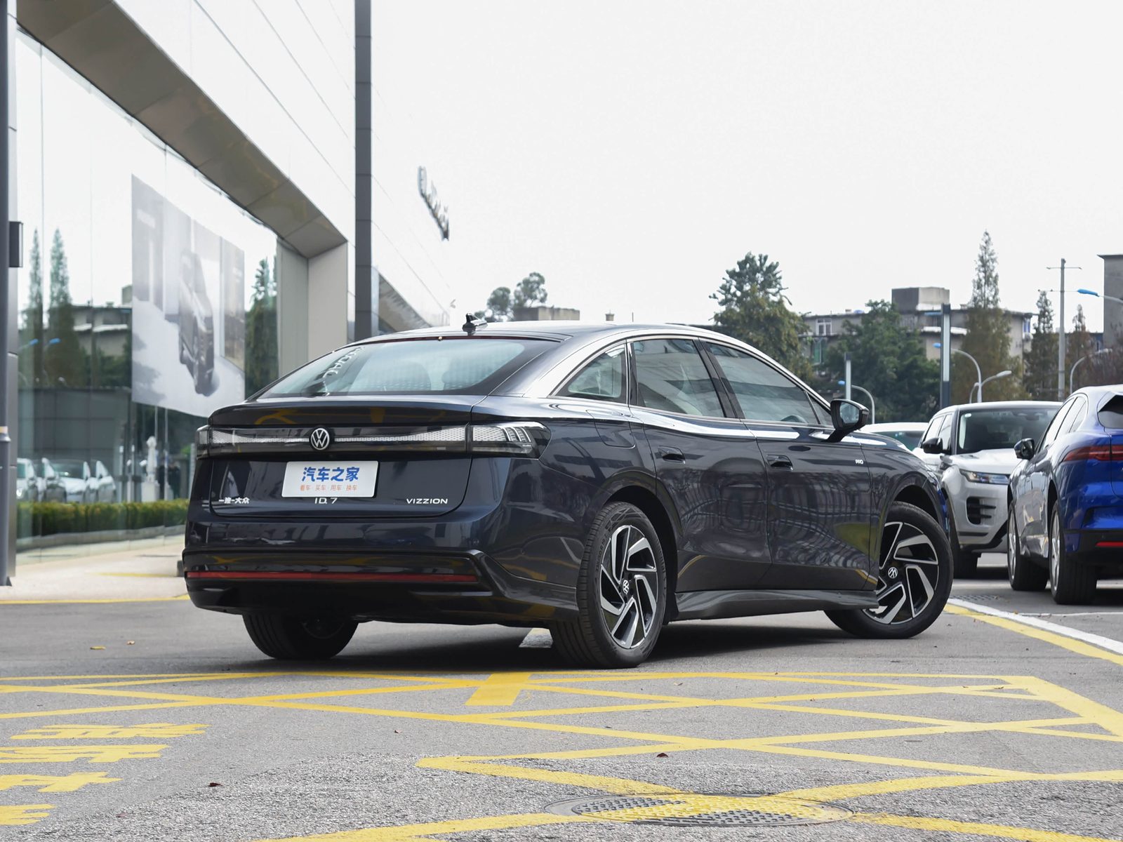 Volkswagen ID.7 Vizzion China 2024 — экстерьер, вид сзади 3/4, рынок China