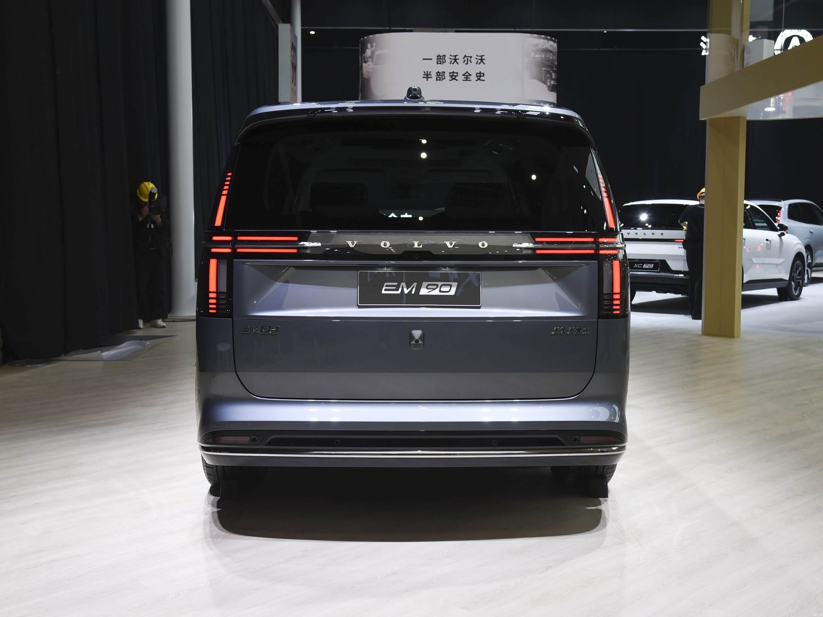 Volvo EM90 2027 — экстерьер, вид сзади, рынок China
