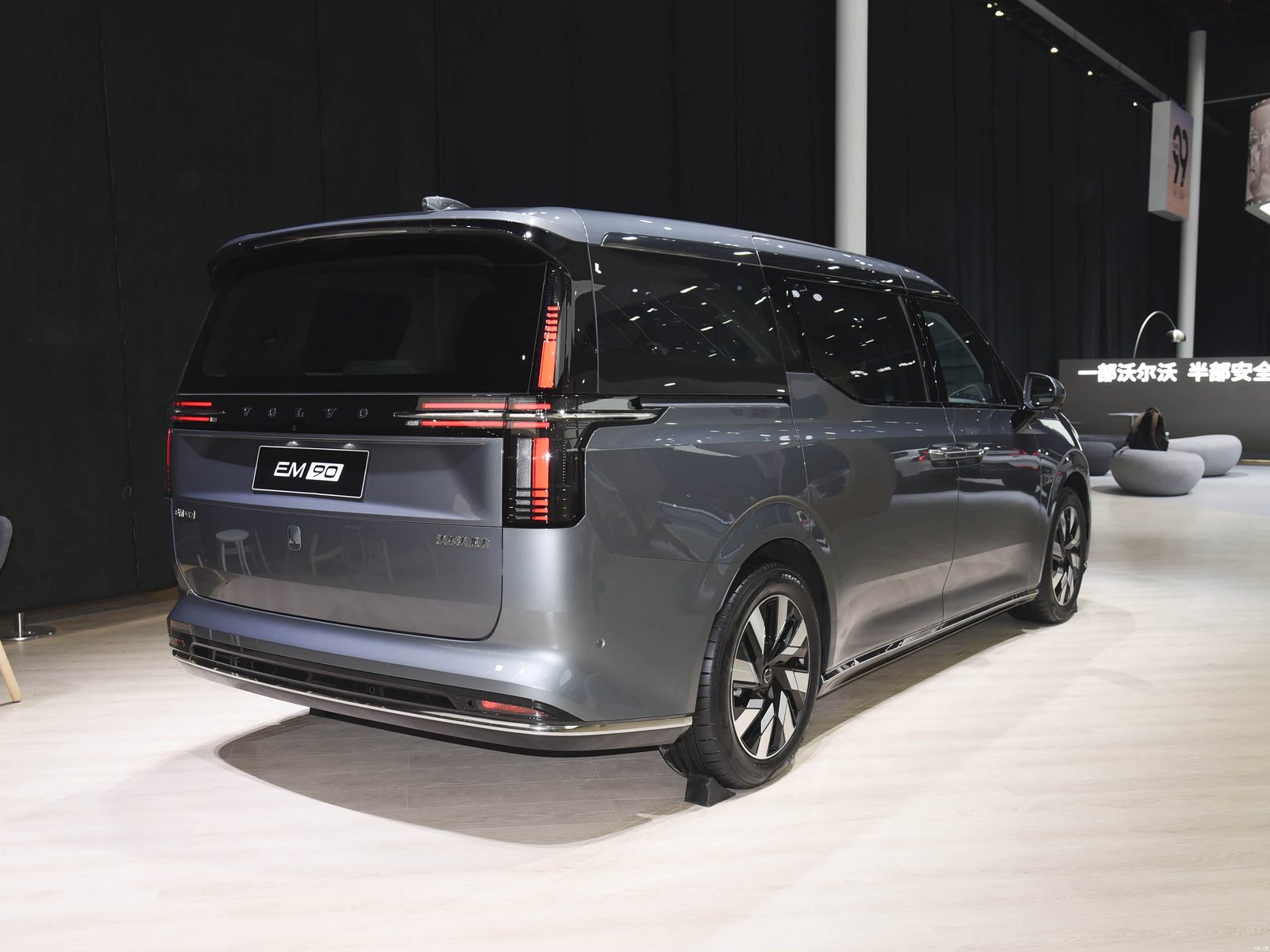 Volvo EM90 2027 — экстерьер, вид сзади 3/4, рынок China
