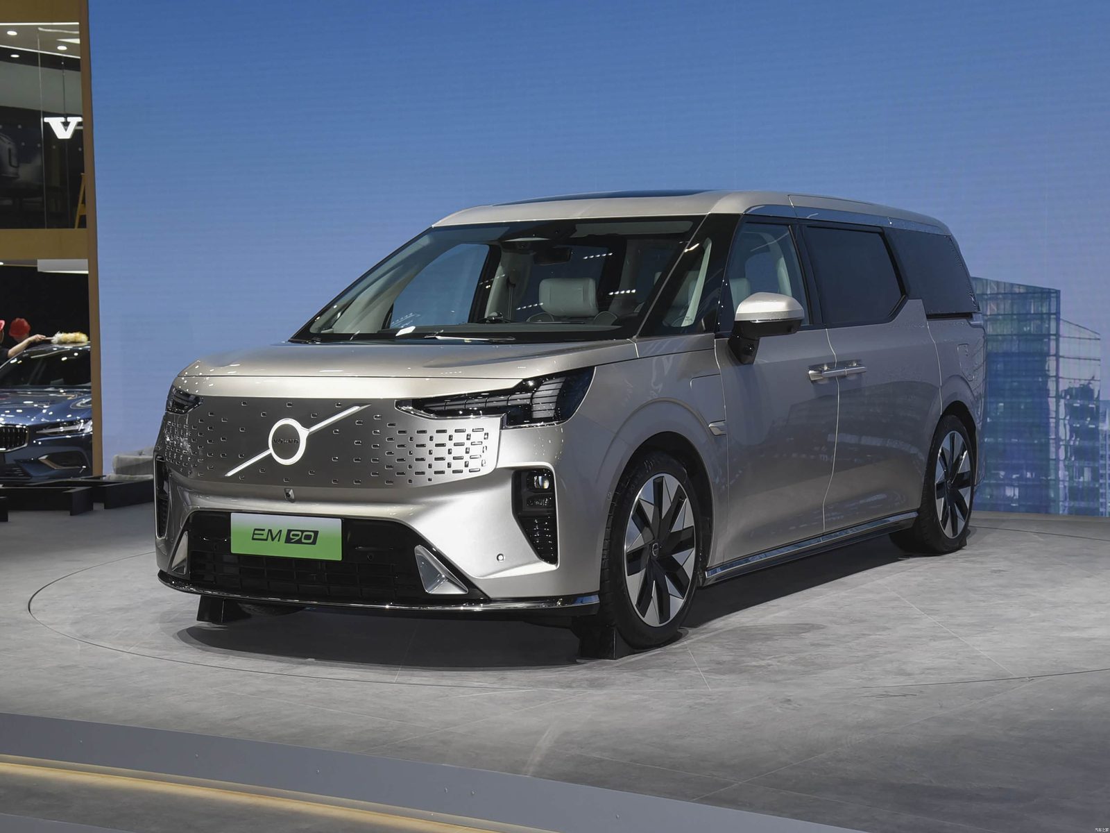 Volvo EM90 2027 — экстерьер, вид спереди 3/4, рынок China