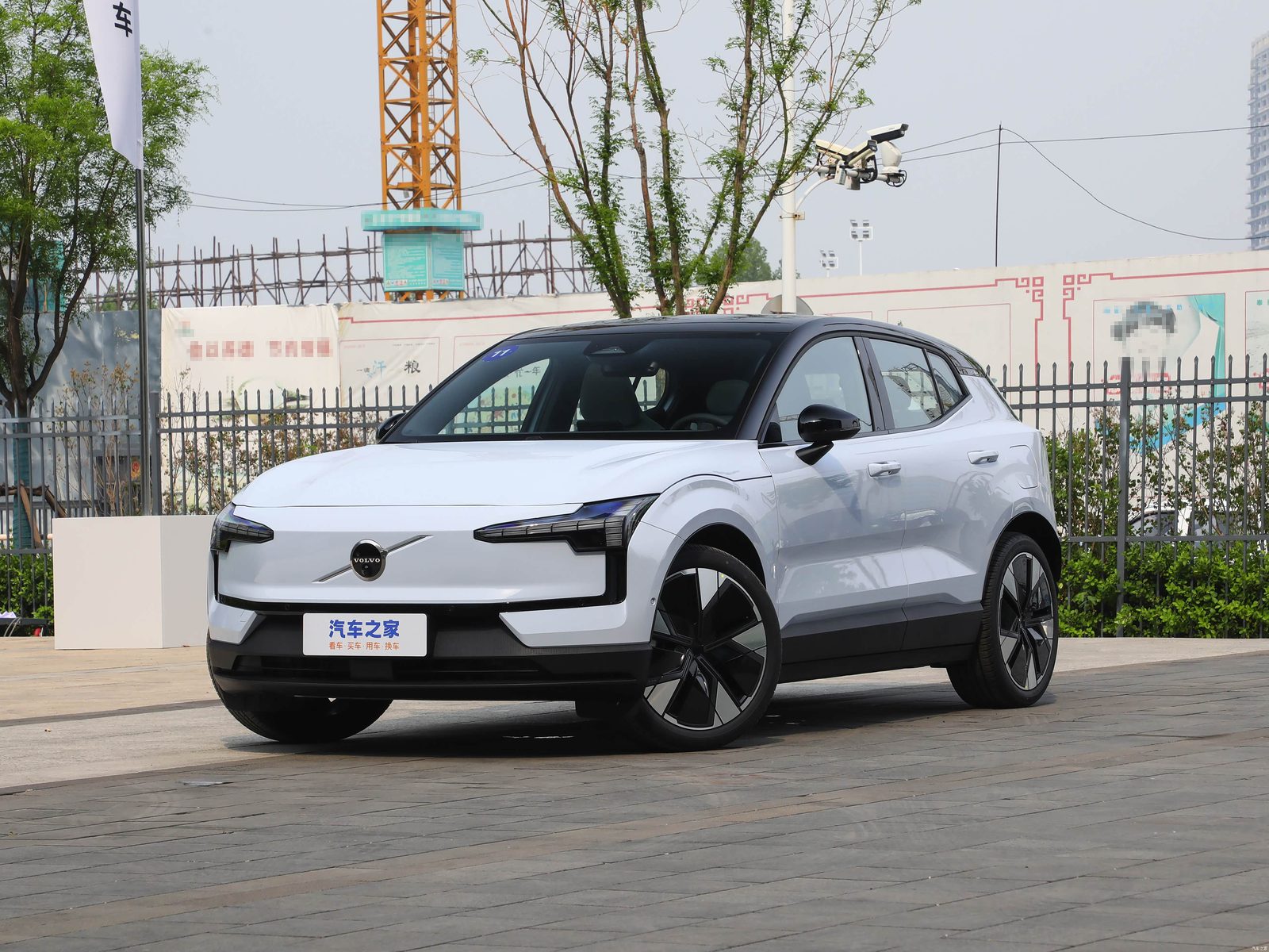 Volvo EX30 China 2025 — экстерьер, вид спереди 3/4, рынок China