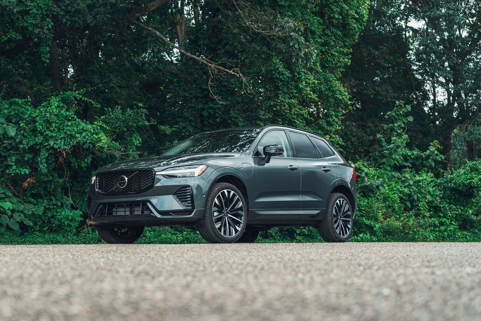 Volvo XC60 T8 China 2026 — главное фото модели, экстерьер, вид спереди 3/4, рынок North America/editorial reference for China T8